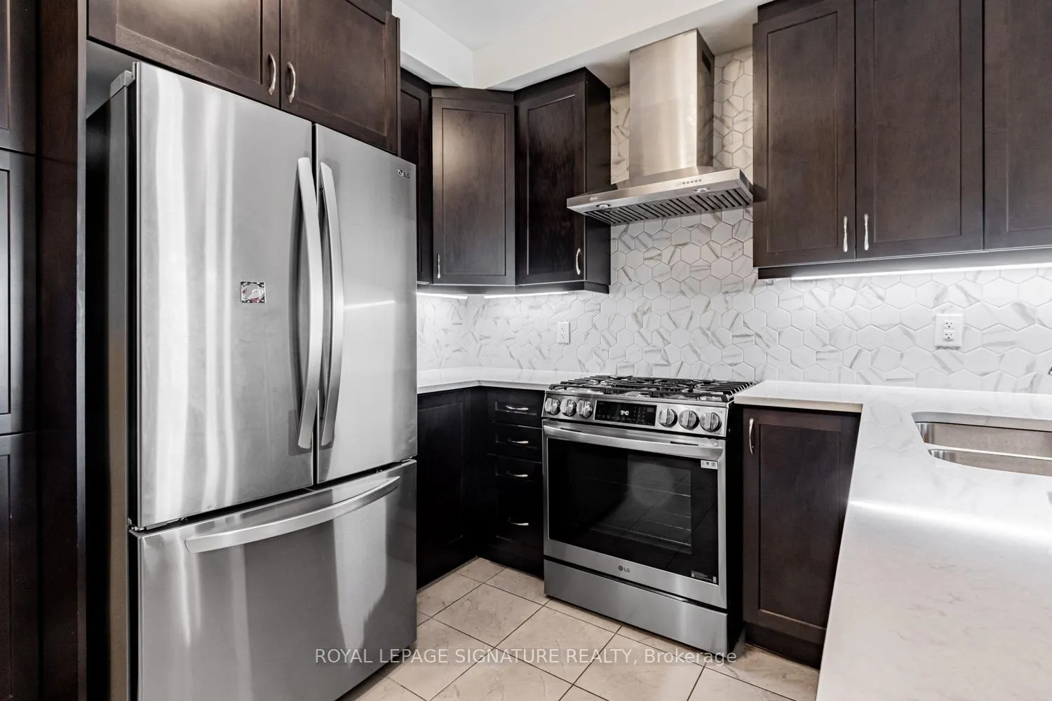Photo 9 of 114 Thomas Frisby Jr Crescent, Markham, Victoria Square — HOMEH