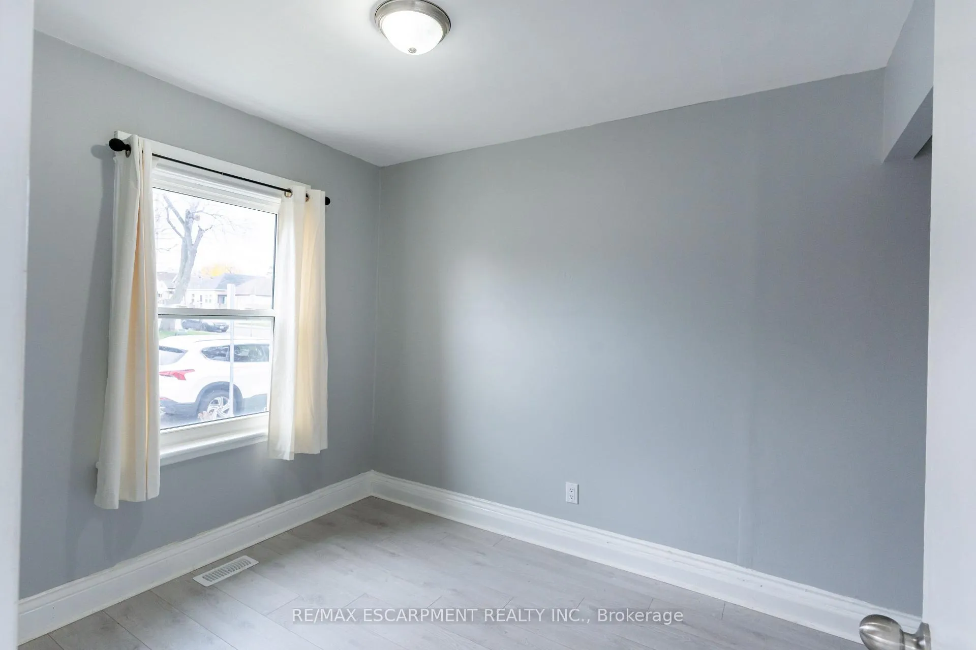 Photo 10 of 289 Roxborough Avenue N, Hamilton, Crown Point — HOMEH