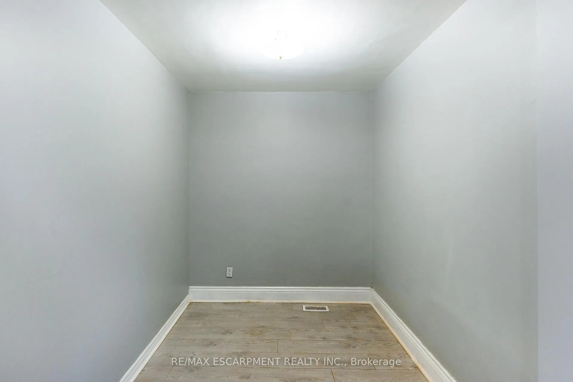 Photo 18 of 289 Roxborough Avenue N, Hamilton, Crown Point — HOMEH