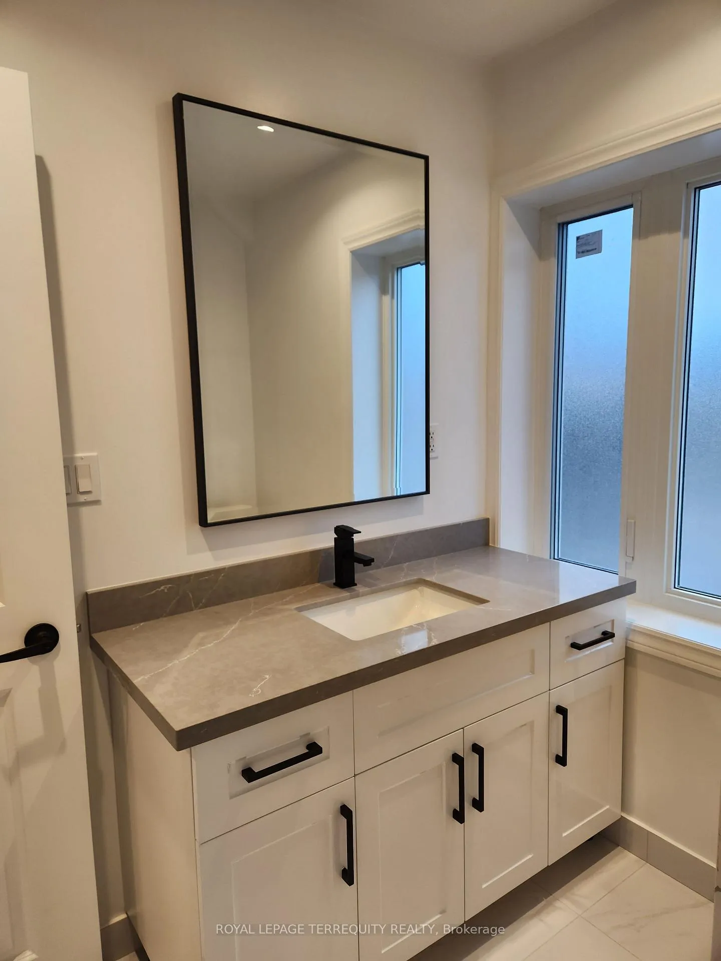 Photo 10 of 341 Lawrence Avenue W, Toronto, Bedford Park-Nortown — HOMEH