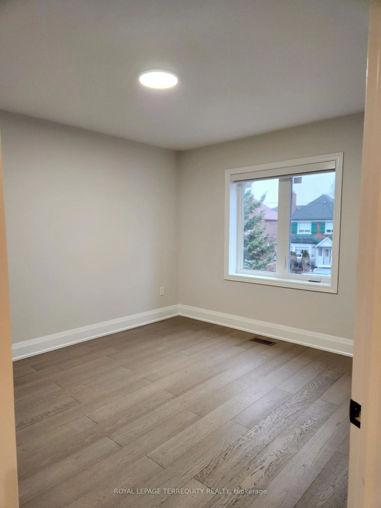Photo 12 of 341 Lawrence Avenue W, Toronto, Bedford Park-Nortown — HOMEH