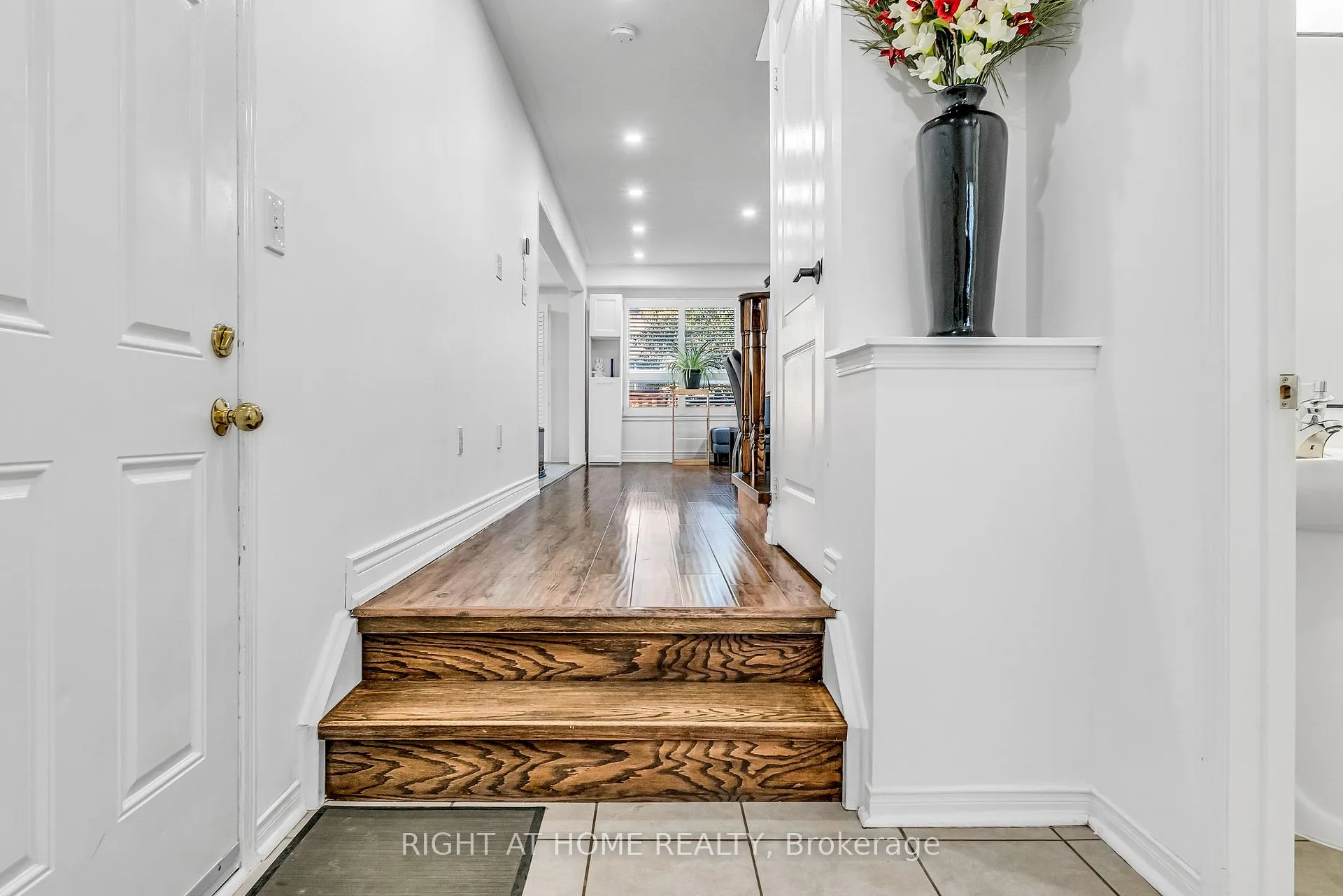 Photo 5 of 16 Warnford Circle, Ajax, Northeast Ajax — HOMEH