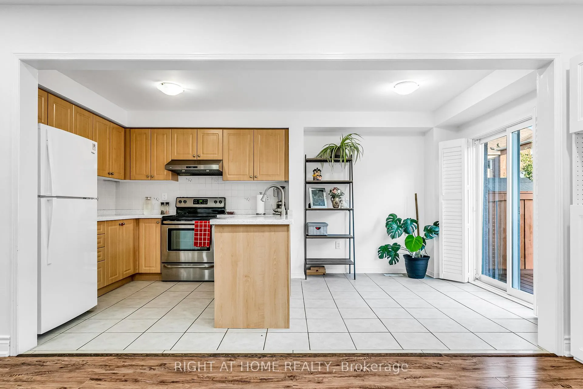 Photo 8 of 16 Warnford Circle, Ajax, Northeast Ajax — HOMEH