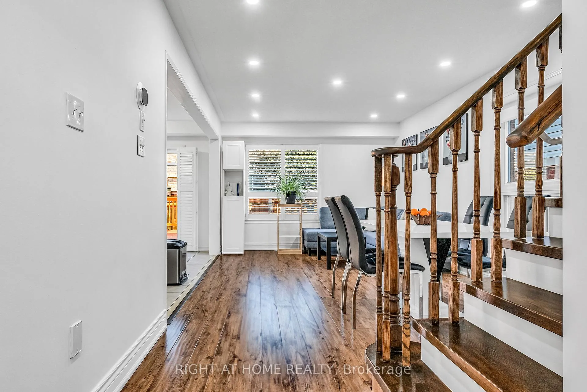 Photo 9 of 16 Warnford Circle, Ajax, Northeast Ajax — HOMEH