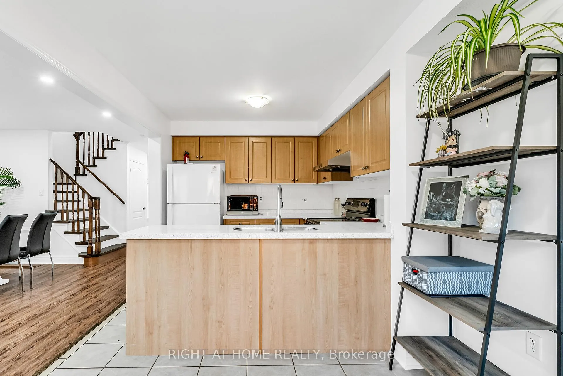 Photo 15 of 16 Warnford Circle, Ajax, Northeast Ajax — HOMEH