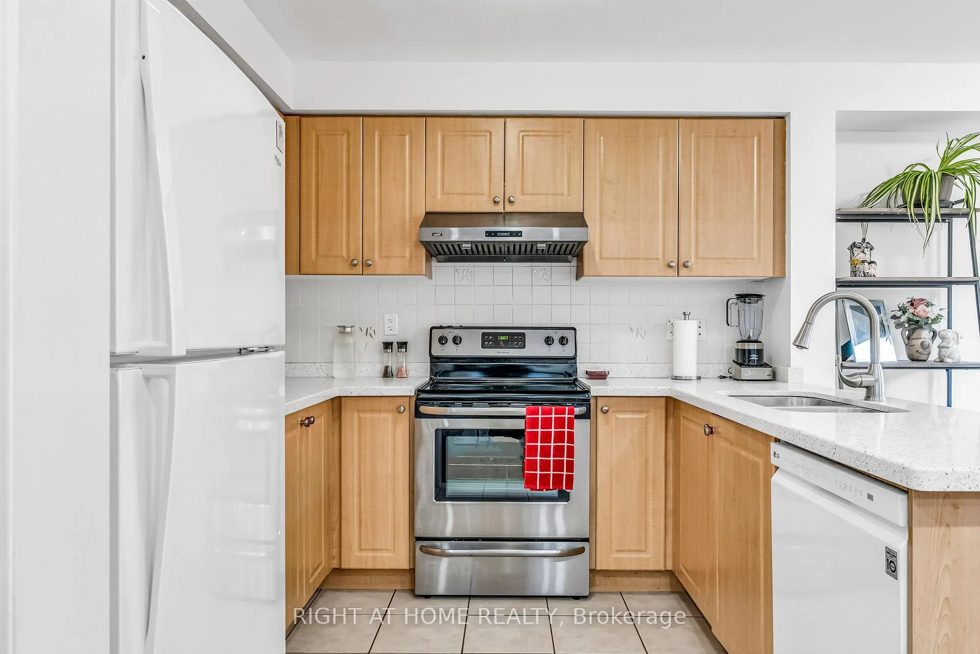 Photo 16 of 16 Warnford Circle, Ajax, Northeast Ajax — HOMEH