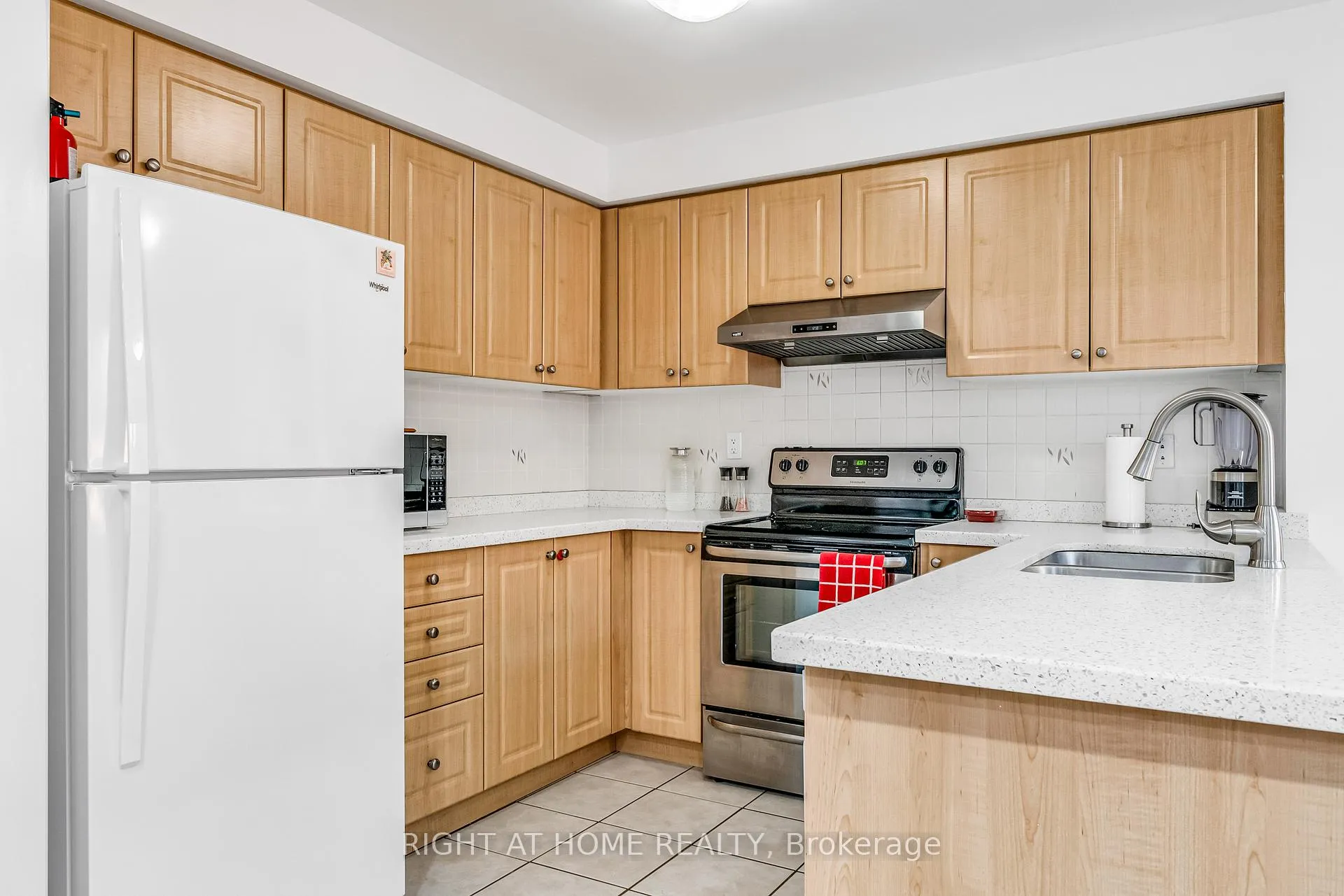 Photo 17 of 16 Warnford Circle, Ajax, Northeast Ajax — HOMEH