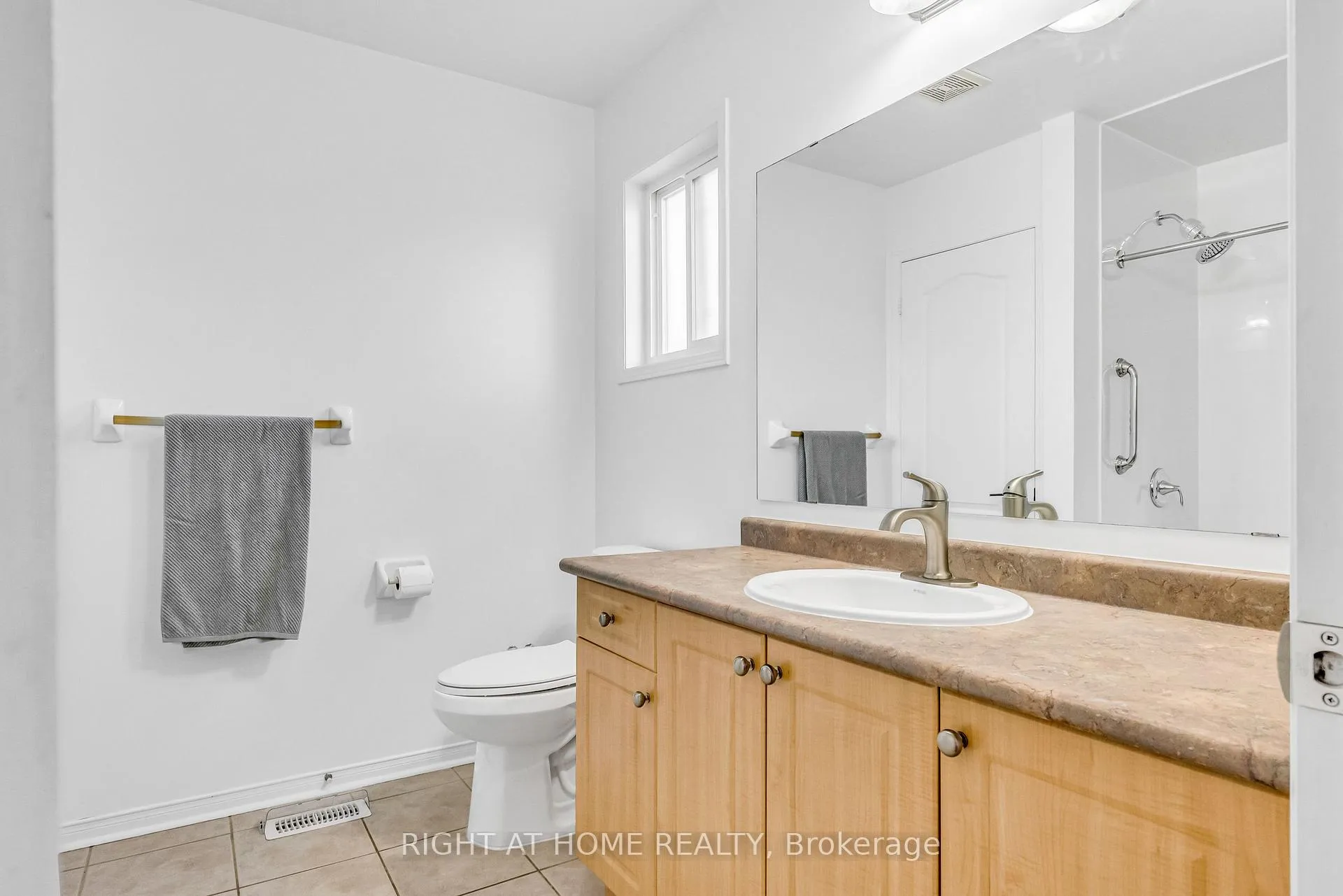Photo 33 of 16 Warnford Circle, Ajax, Northeast Ajax — HOMEH