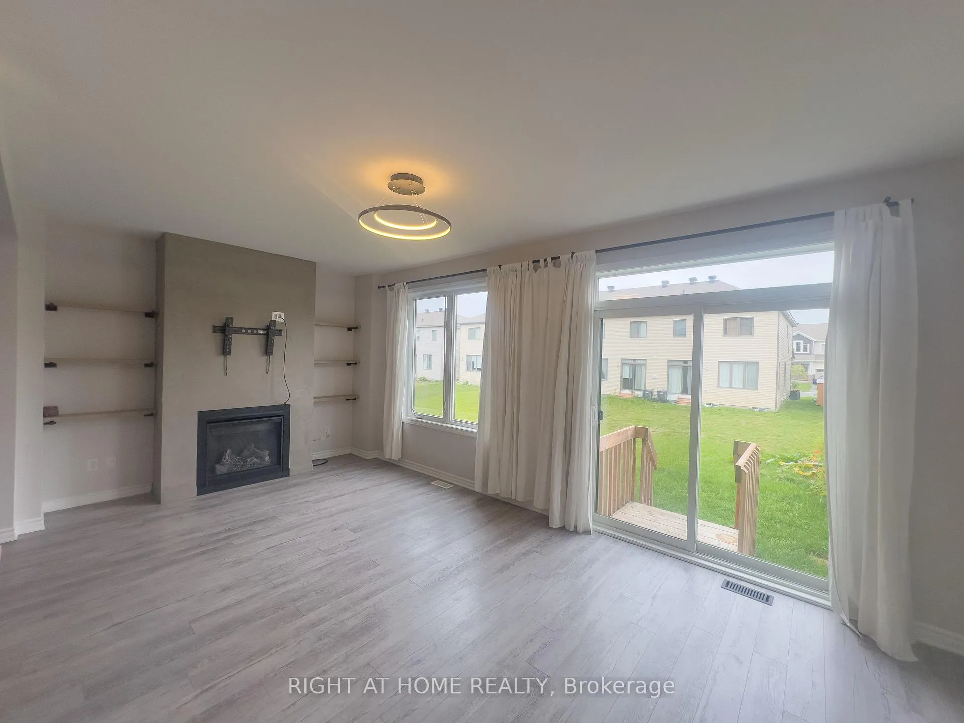 Photo 3 of 693 Rouncey Road, Ottawa, Kanata - Emerald Meadows/Trailwest — HOMEH