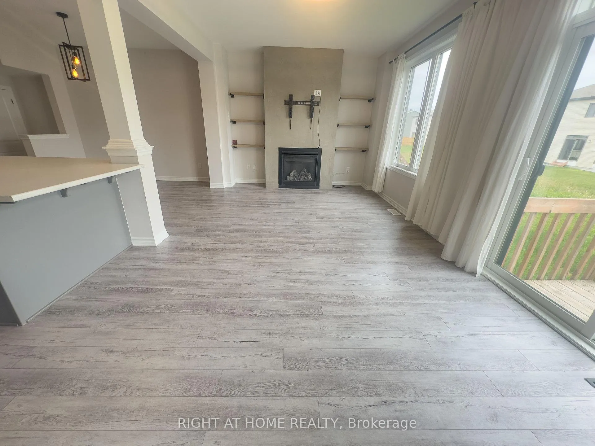 Photo 4 of 693 Rouncey Road, Ottawa, Kanata - Emerald Meadows/Trailwest — HOMEH
