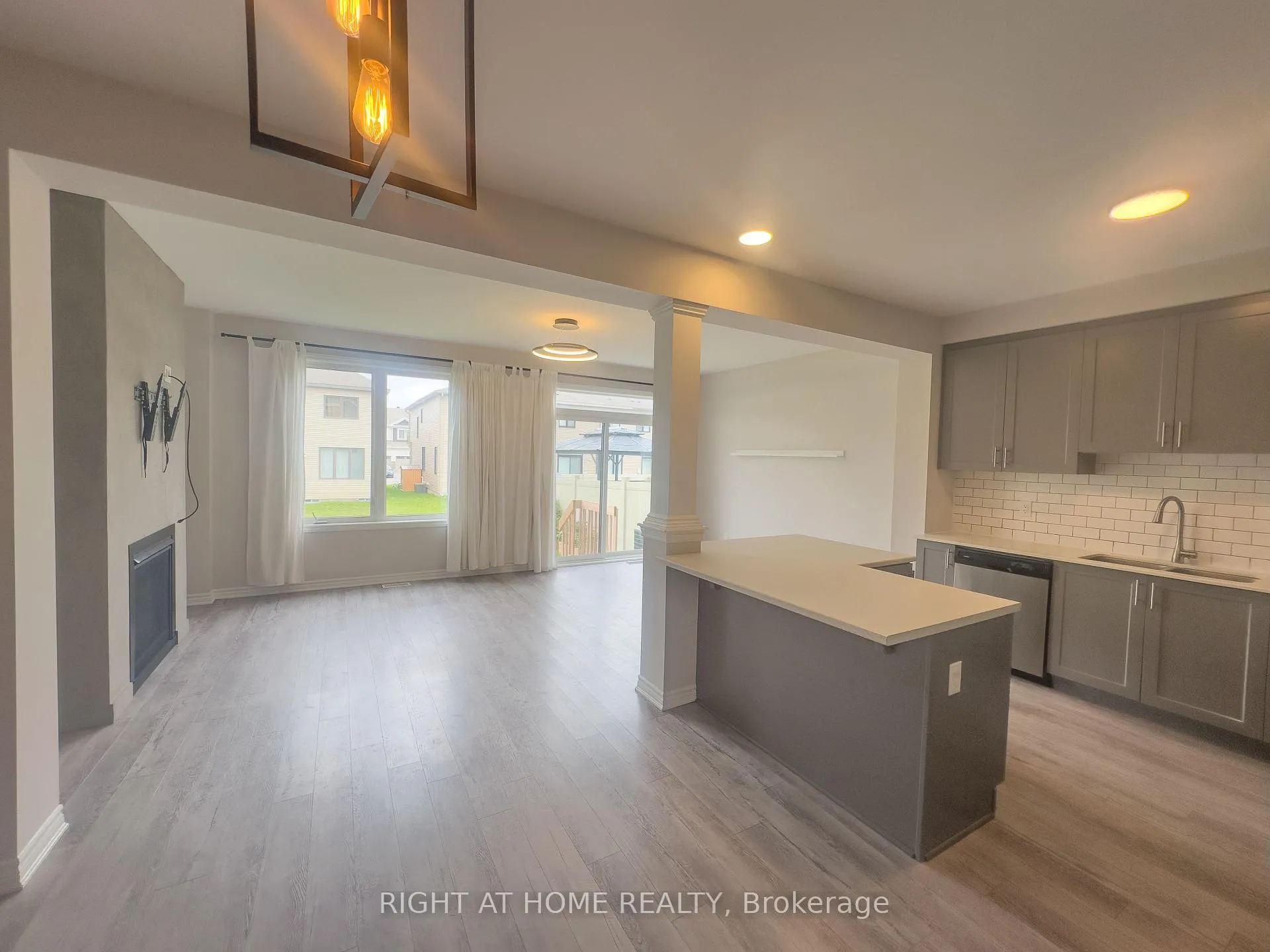 Photo 6 of 693 Rouncey Road, Ottawa, Kanata - Emerald Meadows/Trailwest — HOMEH