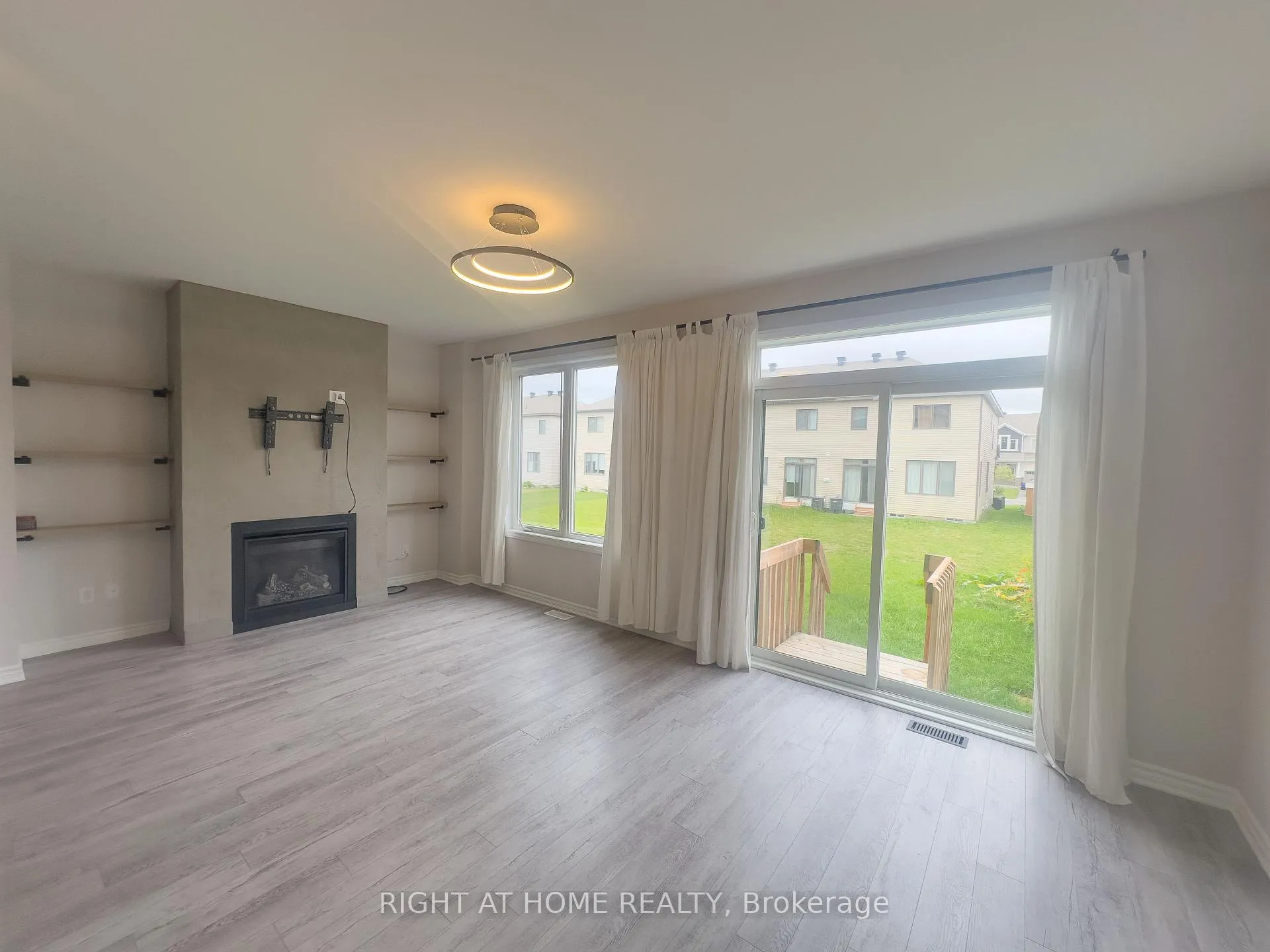 Photo 8 of 693 Rouncey Road, Ottawa, Kanata - Emerald Meadows/Trailwest — HOMEH