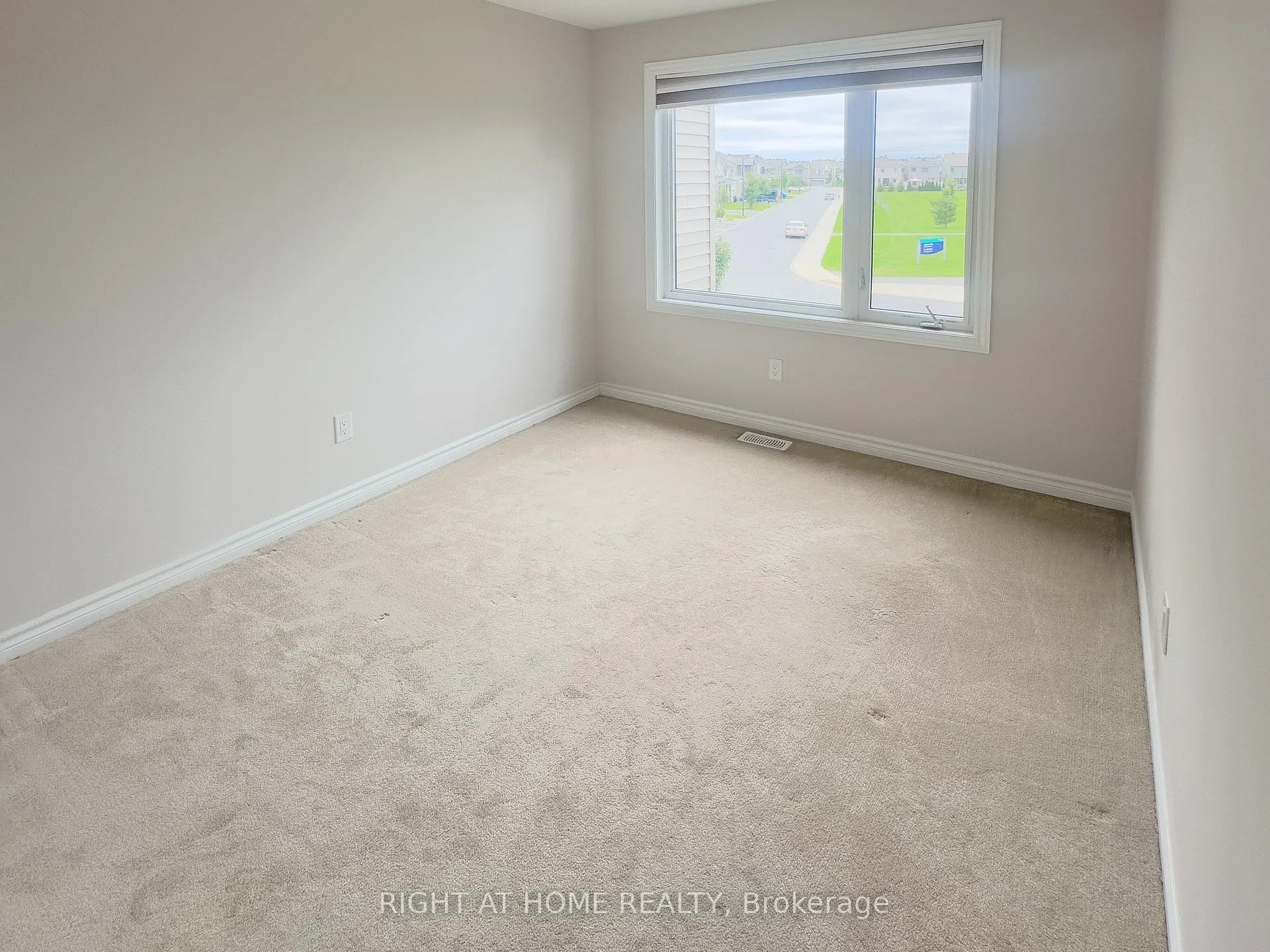 Photo 14 of 693 Rouncey Road, Ottawa, Kanata - Emerald Meadows/Trailwest — HOMEH