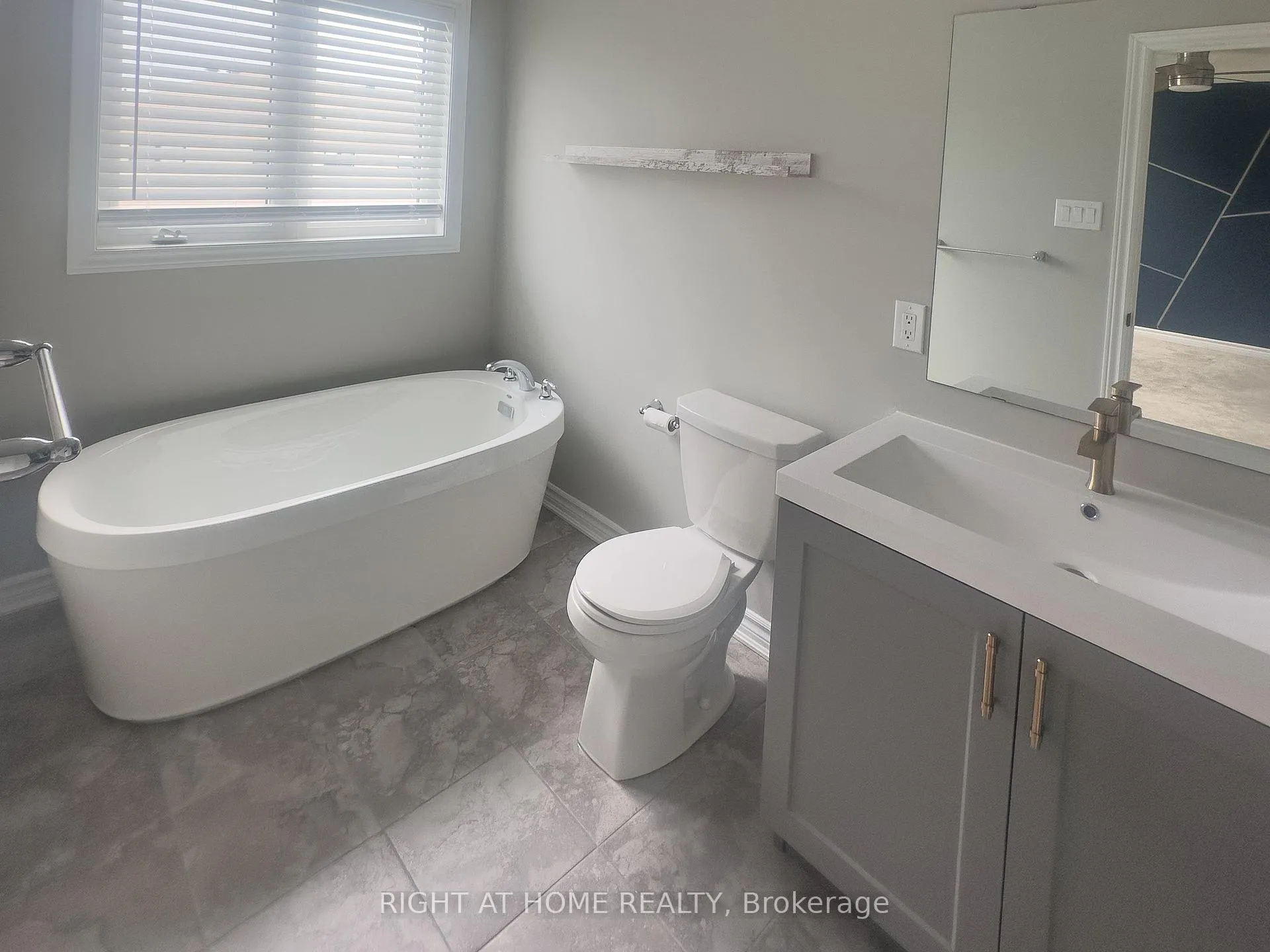 Photo 20 of 693 Rouncey Road, Ottawa, Kanata - Emerald Meadows/Trailwest — HOMEH