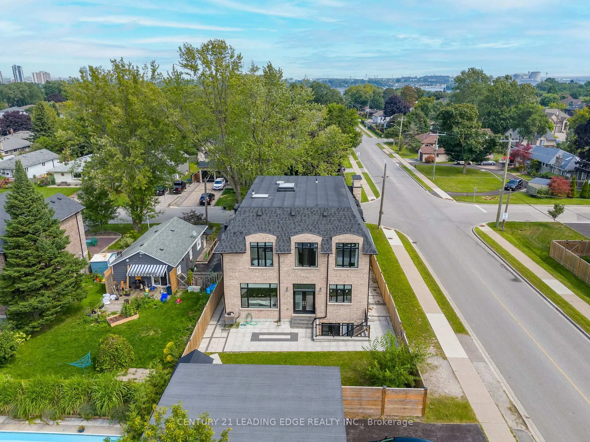 Photo 3 of 736 Hillview Crescent, Pickering, West Shore — HOMEH