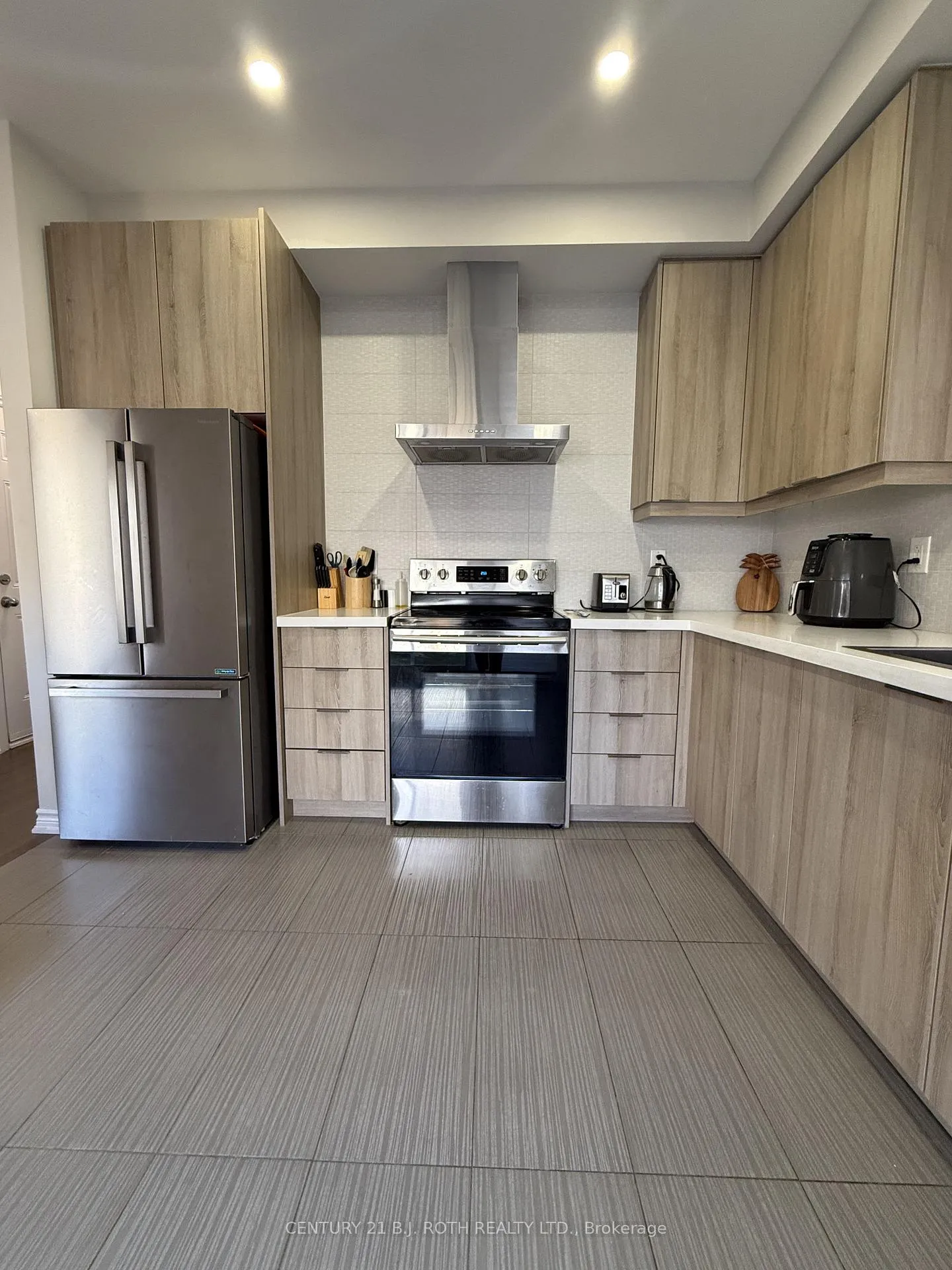 Photo 7 of 67 Megan Crescent, Barrie, 400 West — HOMEH