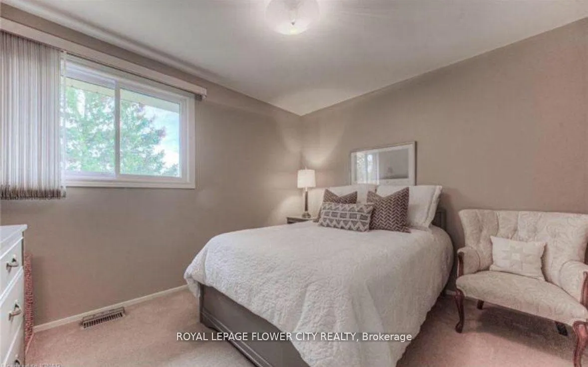 Photo 8 of 160 Westheights Drive, Kitchener — HOMEH