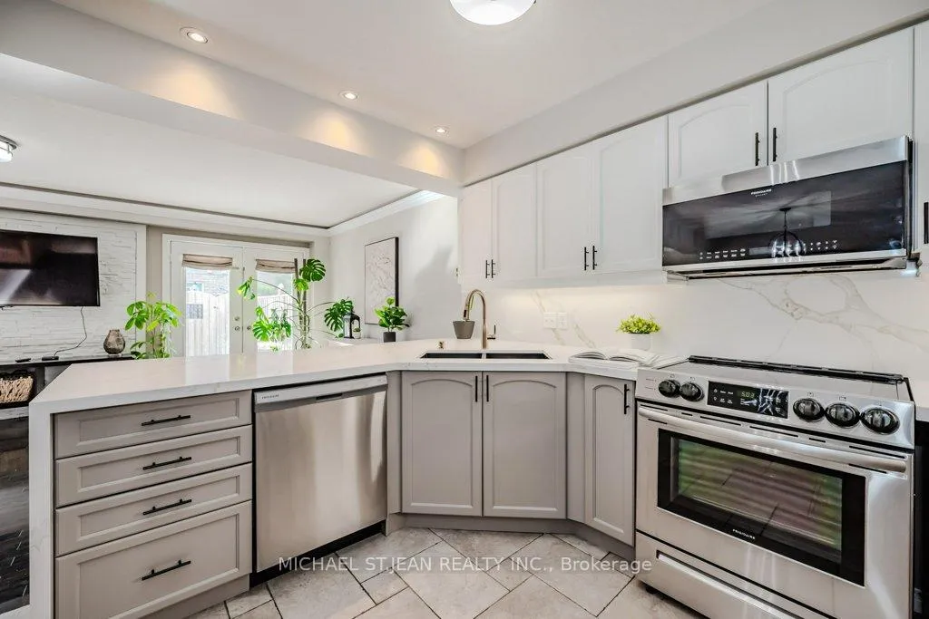 Photo 8 of 54 Geranium Avenue, Hamilton, Rural Glanbrook — HOMEH