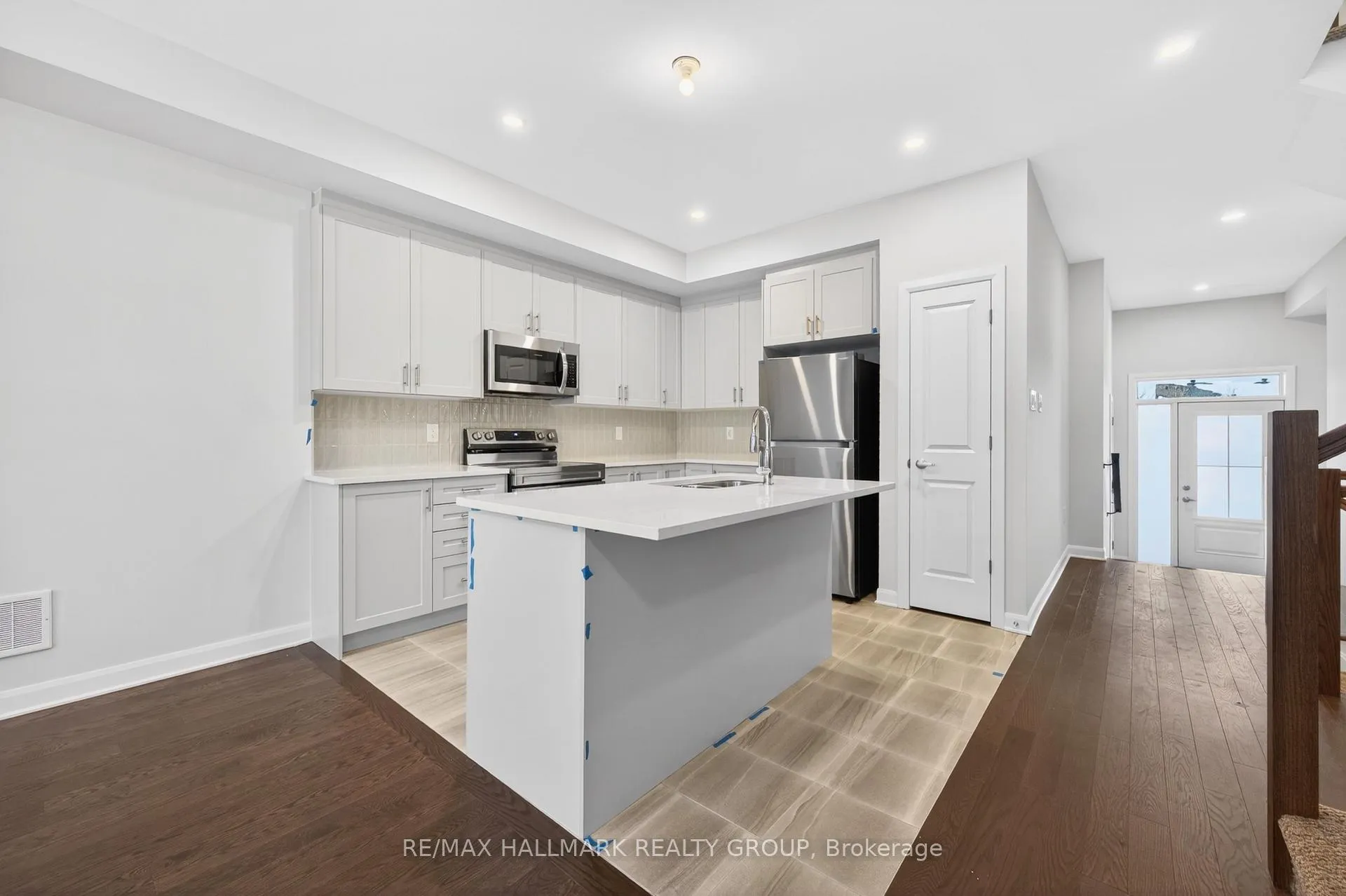 Photo 10 of 887 Eileen Vollick Crescent, Ottawa, Kanata - Morgan's Grant/South March — HOMEH