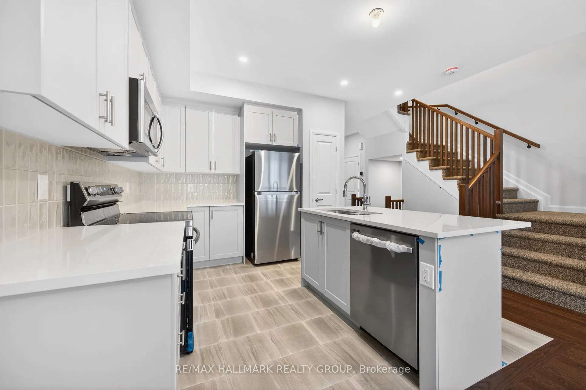 Photo 12 of 887 Eileen Vollick Crescent, Ottawa, Kanata - Morgan's Grant/South March — HOMEH