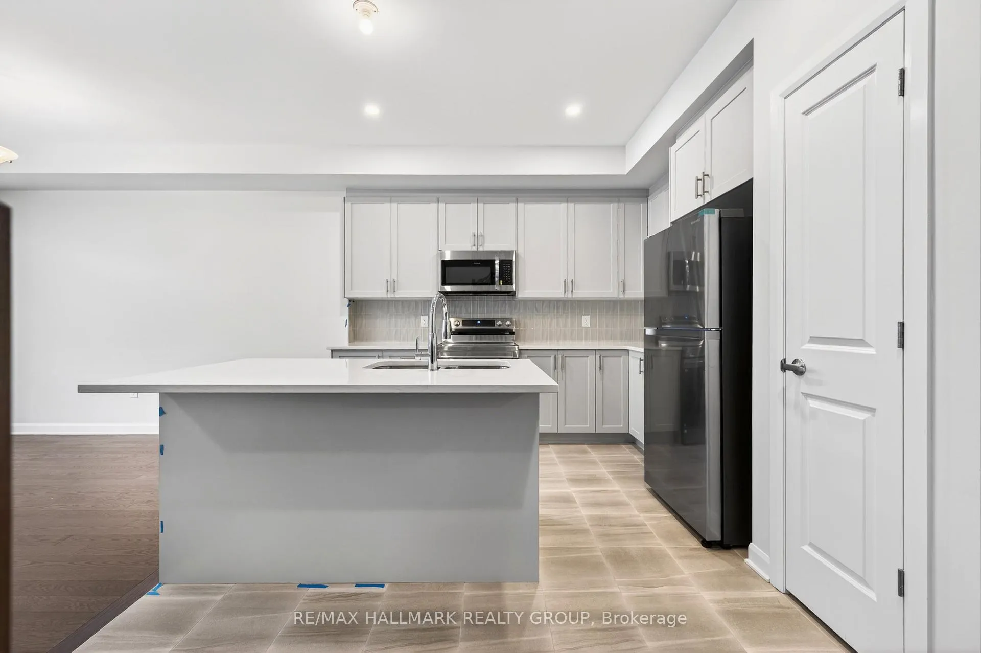 Photo 15 of 887 Eileen Vollick Crescent, Ottawa, Kanata - Morgan's Grant/South March — HOMEH