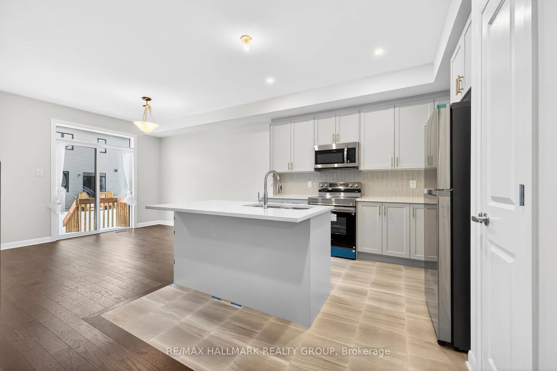Photo 16 of 887 Eileen Vollick Crescent, Ottawa, Kanata - Morgan's Grant/South March — HOMEH