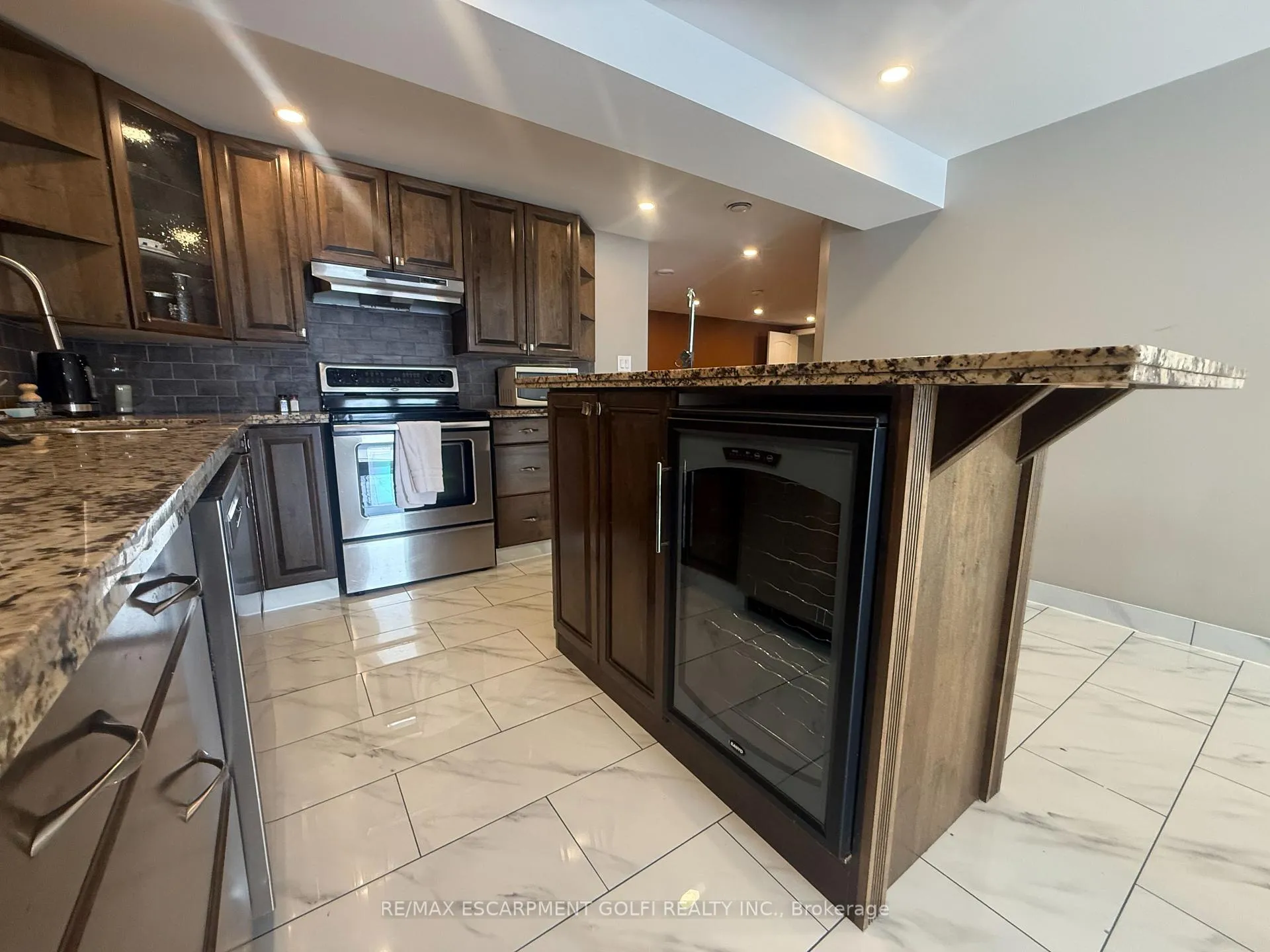 Photo 2 of Unit 11, 8770 Chippawa Creek Road, Niagara Falls, Brown — HOMEH