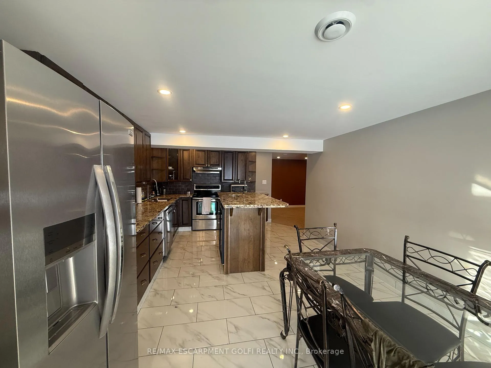 Photo 4 of Unit 11, 8770 Chippawa Creek Road, Niagara Falls, Brown — HOMEH