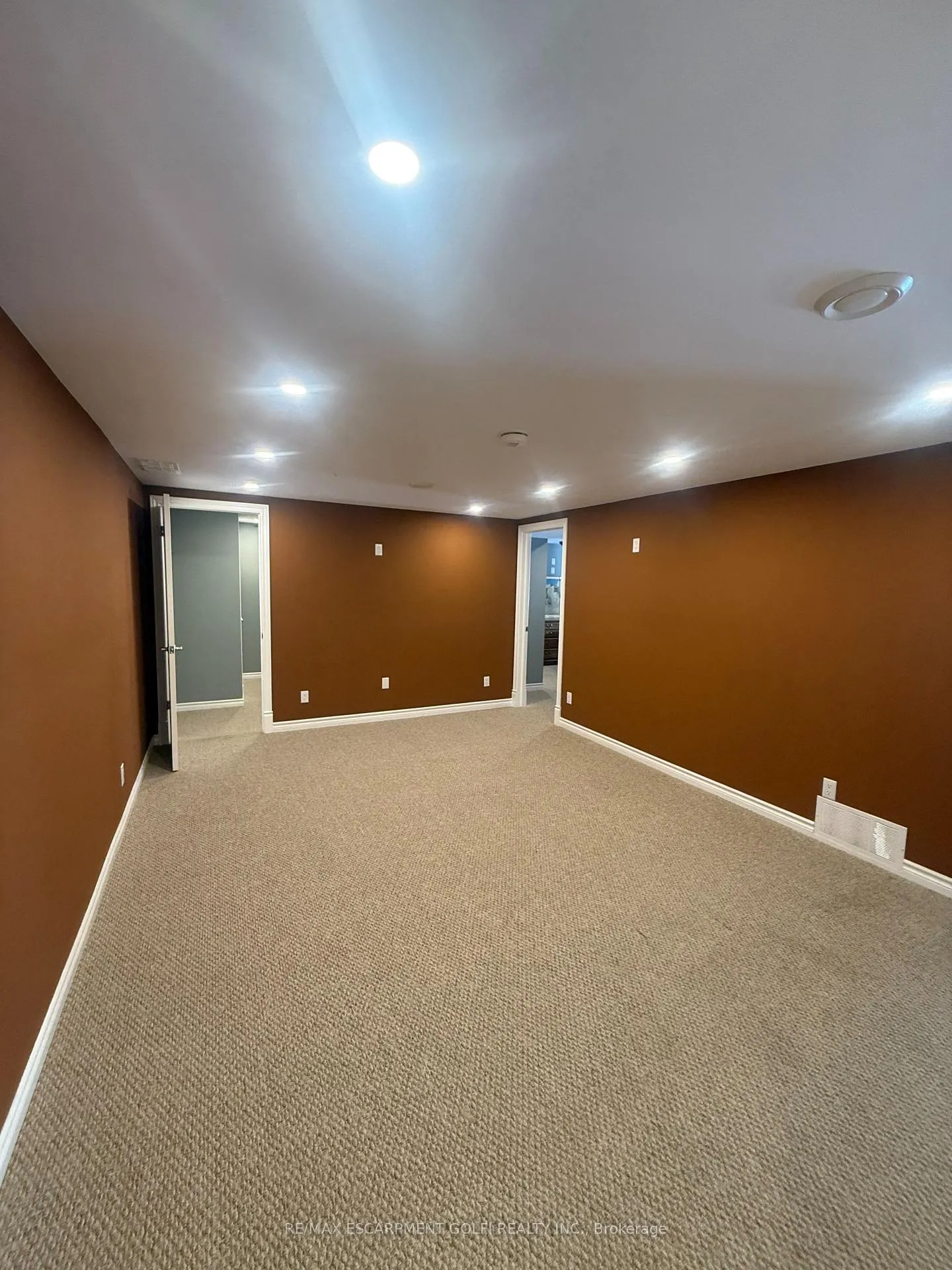 Photo 7 of Unit 11, 8770 Chippawa Creek Road, Niagara Falls, Brown — HOMEH