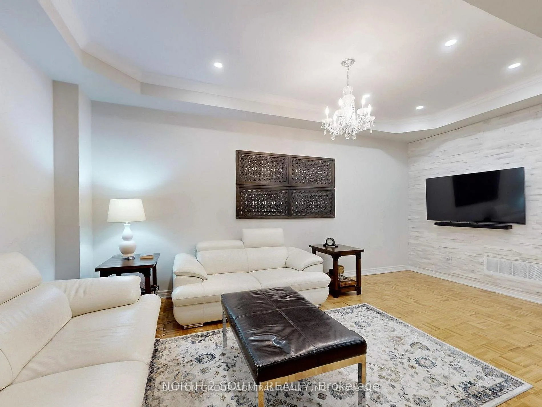 Photo 3 of 212 Lauderdale Drive, Vaughan, Patterson — HOMEH