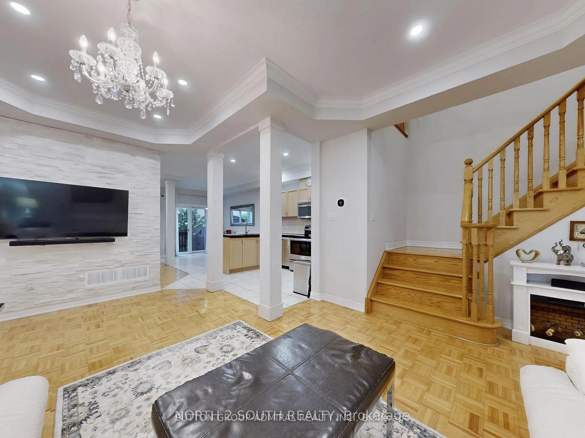 Photo 5 of 212 Lauderdale Drive, Vaughan, Patterson — HOMEH