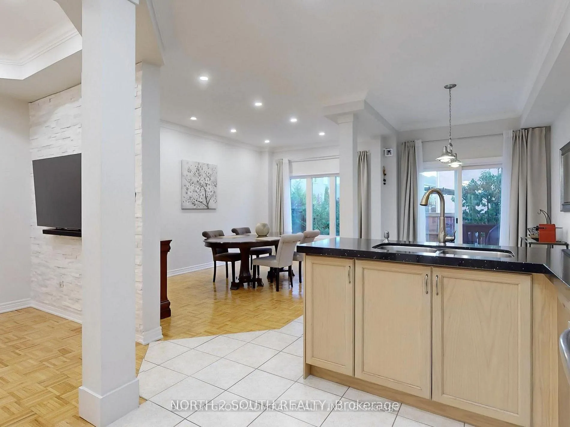 Photo 9 of 212 Lauderdale Drive, Vaughan, Patterson — HOMEH