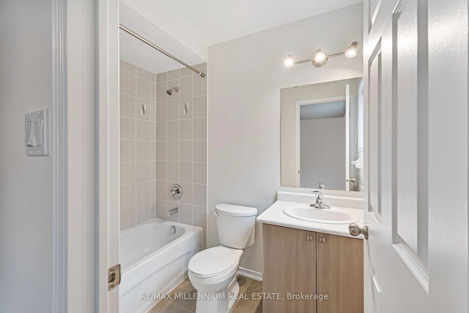 Photo 14 of 1796 Finkle Drive, Oshawa, Taunton — HOMEH