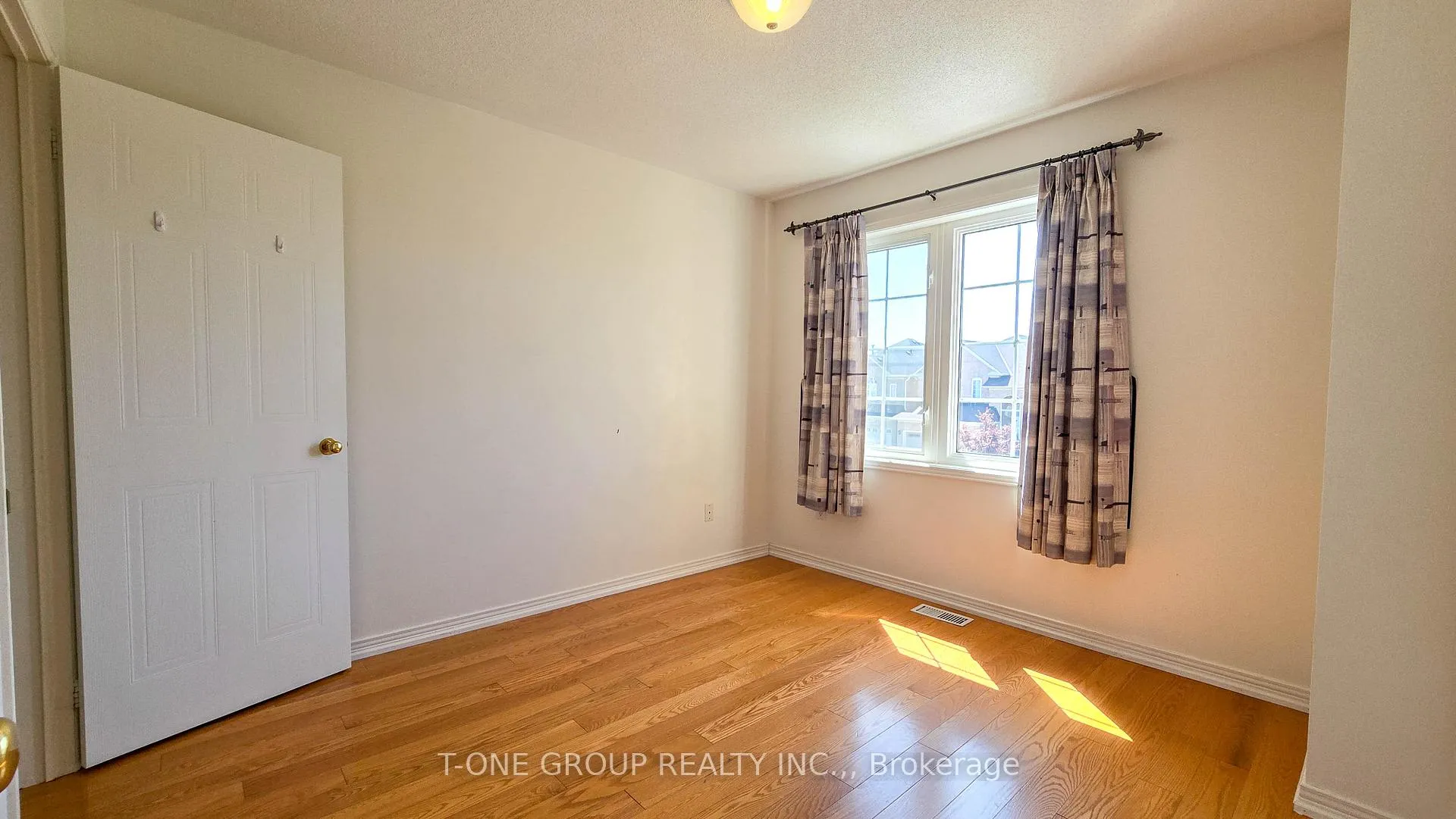Photo 6 of 17 Kentley Street, Markham, Berczy — HOMEH