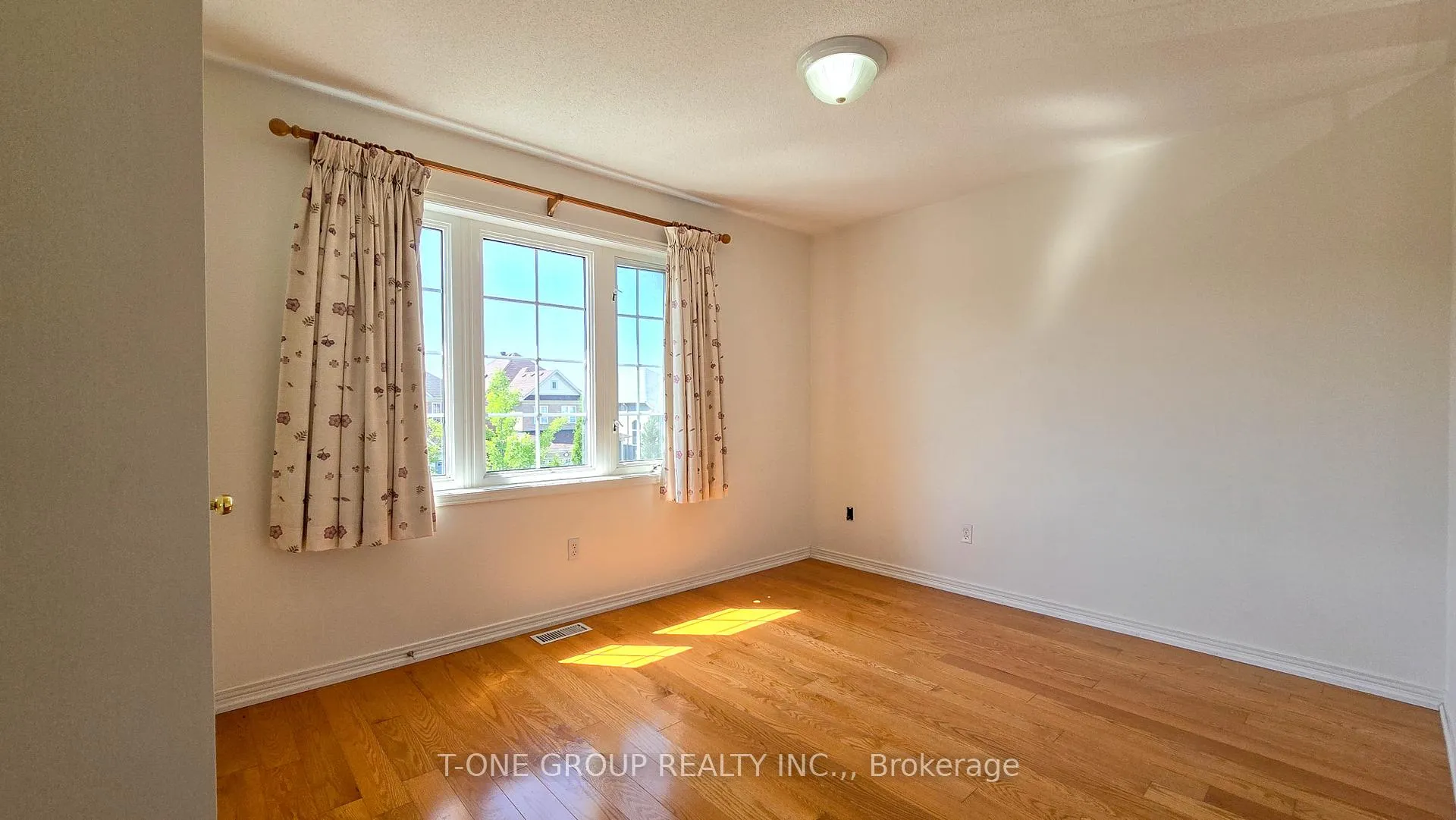 Photo 7 of 17 Kentley Street, Markham, Berczy — HOMEH