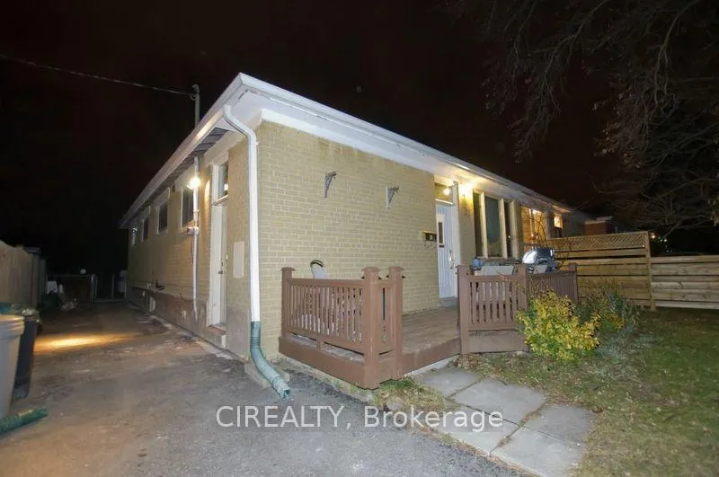 Front of Unit Lower, 31 Bailey Crescent