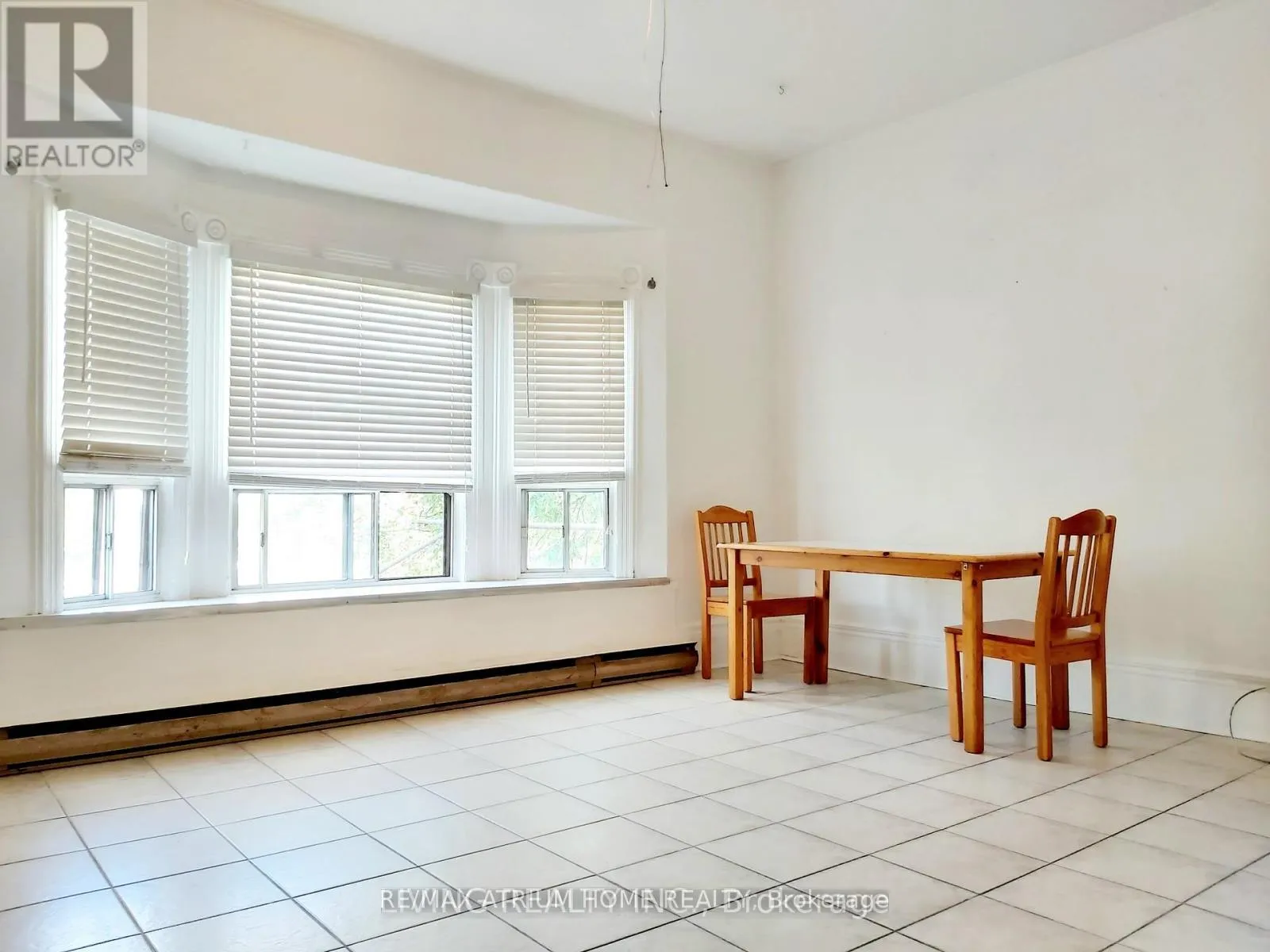 Front of Unit 2nd Flr, 405 Spadina Avenue