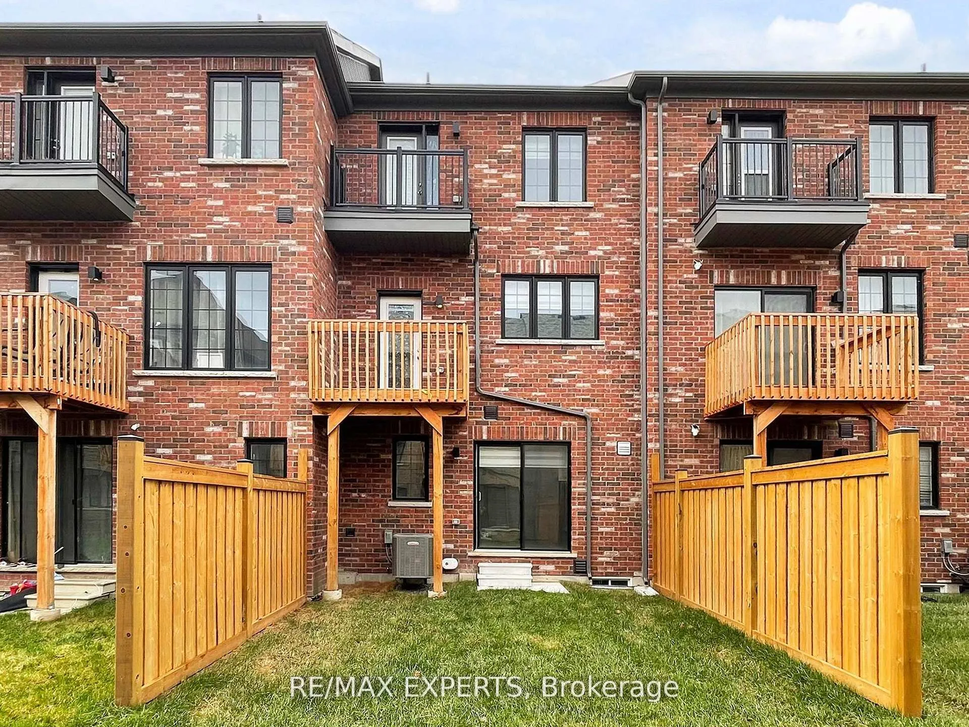 Photo 37 of 19 Frank Lloyd Wright Street, Whitby, Downtown Whitby — HOMEH