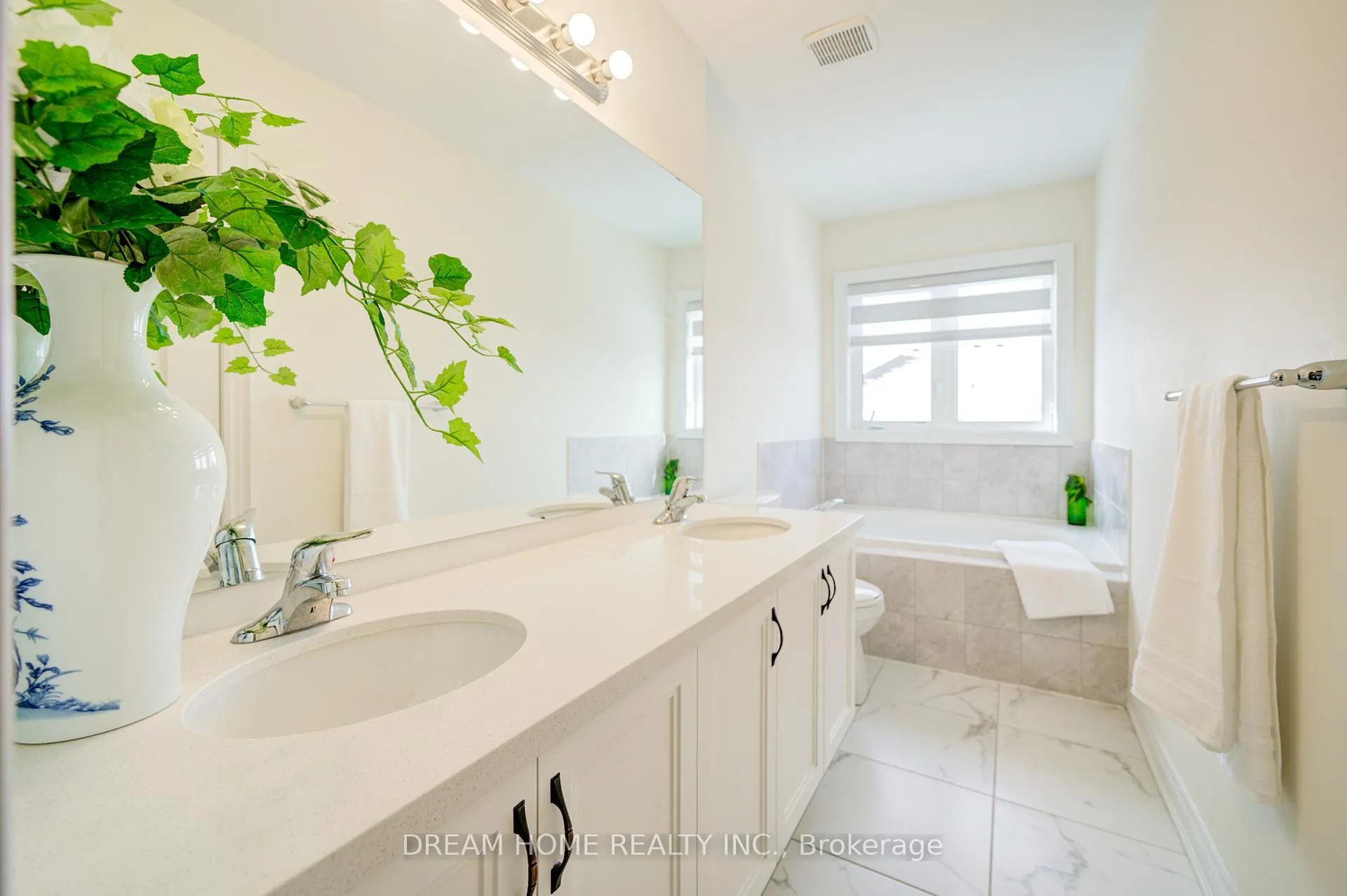 Photo 4 of 22 Thomas Hope Lane, Markham, Cedarwood — HOMEH