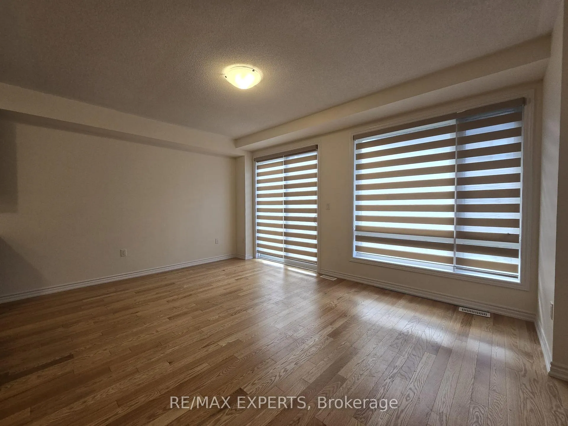 Photo 4 of 36 Lake Trail Way, Whitby, Brooklin — HOMEH
