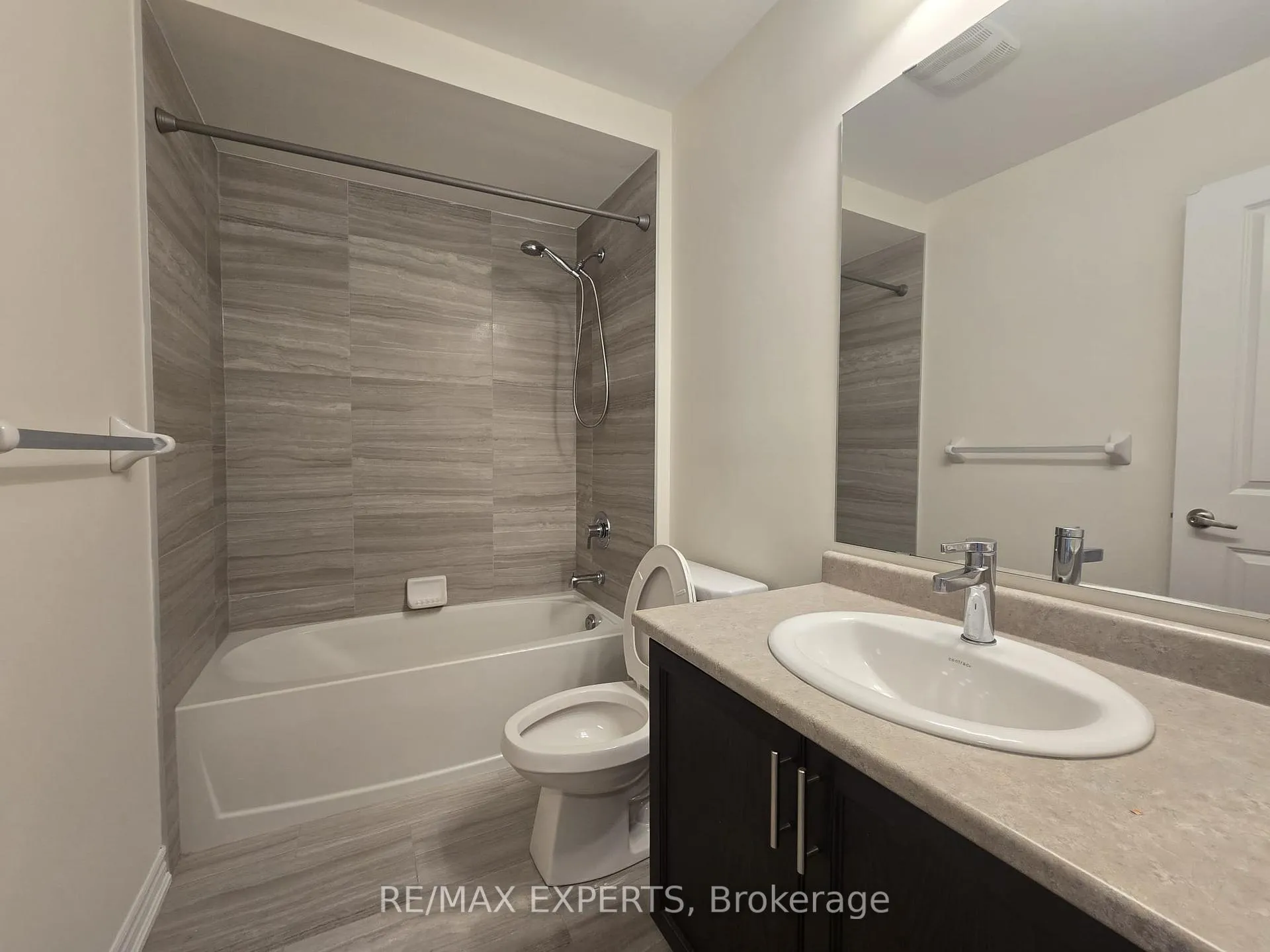 Photo 16 of 36 Lake Trail Way, Whitby, Brooklin — HOMEH