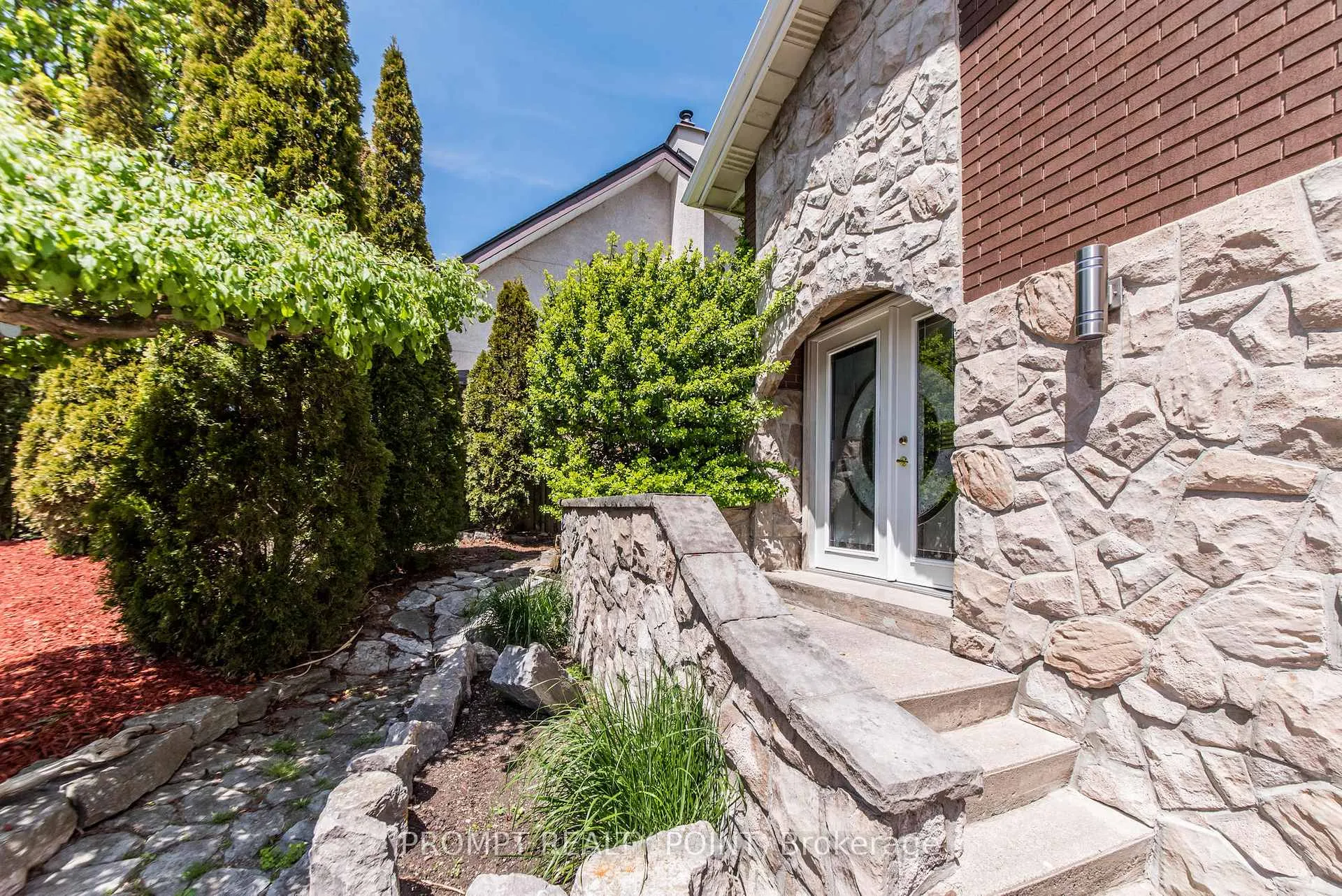 Photo 3 of 637 Breezy Drive, Pickering, West Shore — HOMEH