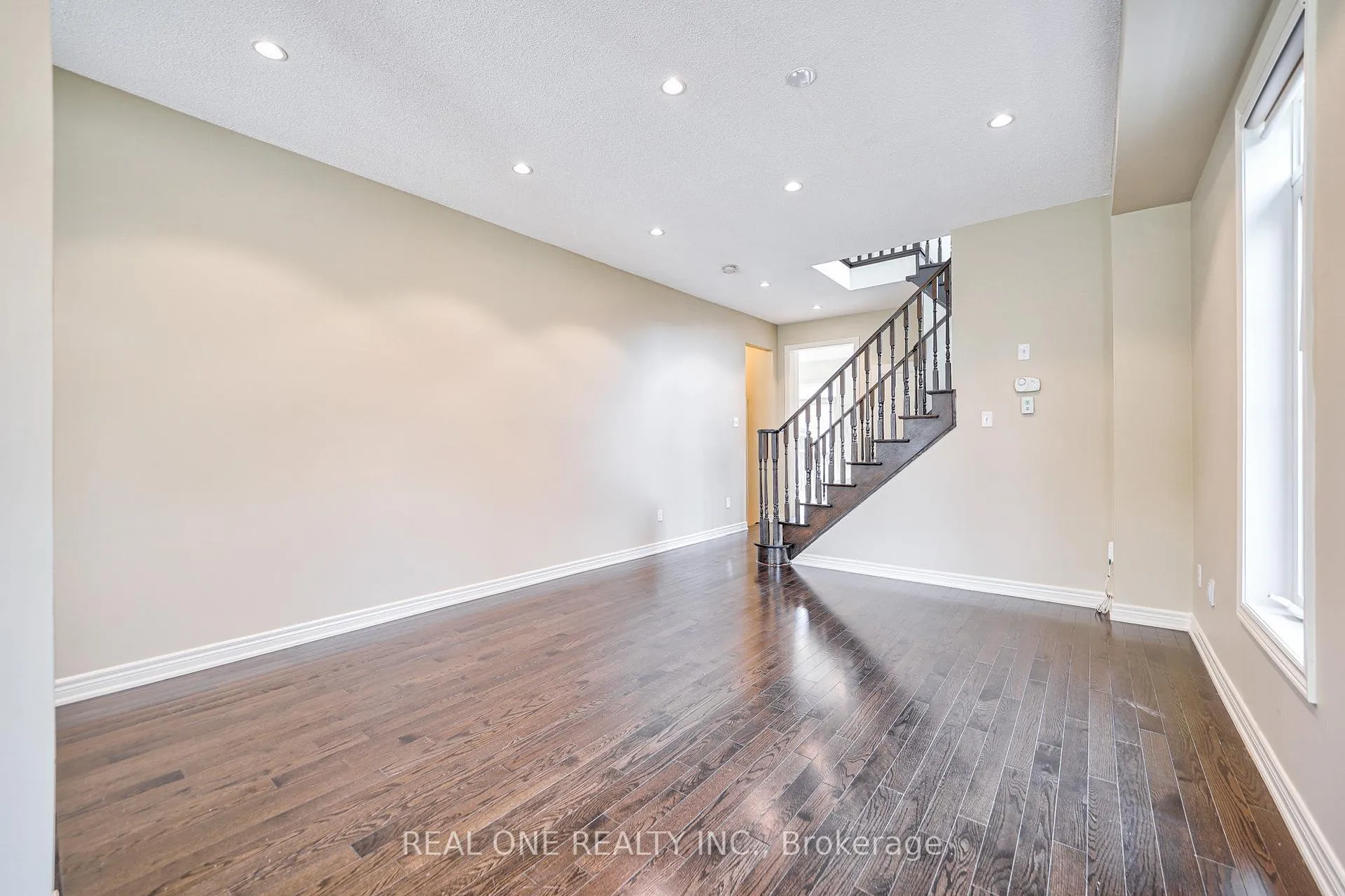 Photo 2 of 43 Hua Du Avenue, Markham, Berczy — HOMEH
