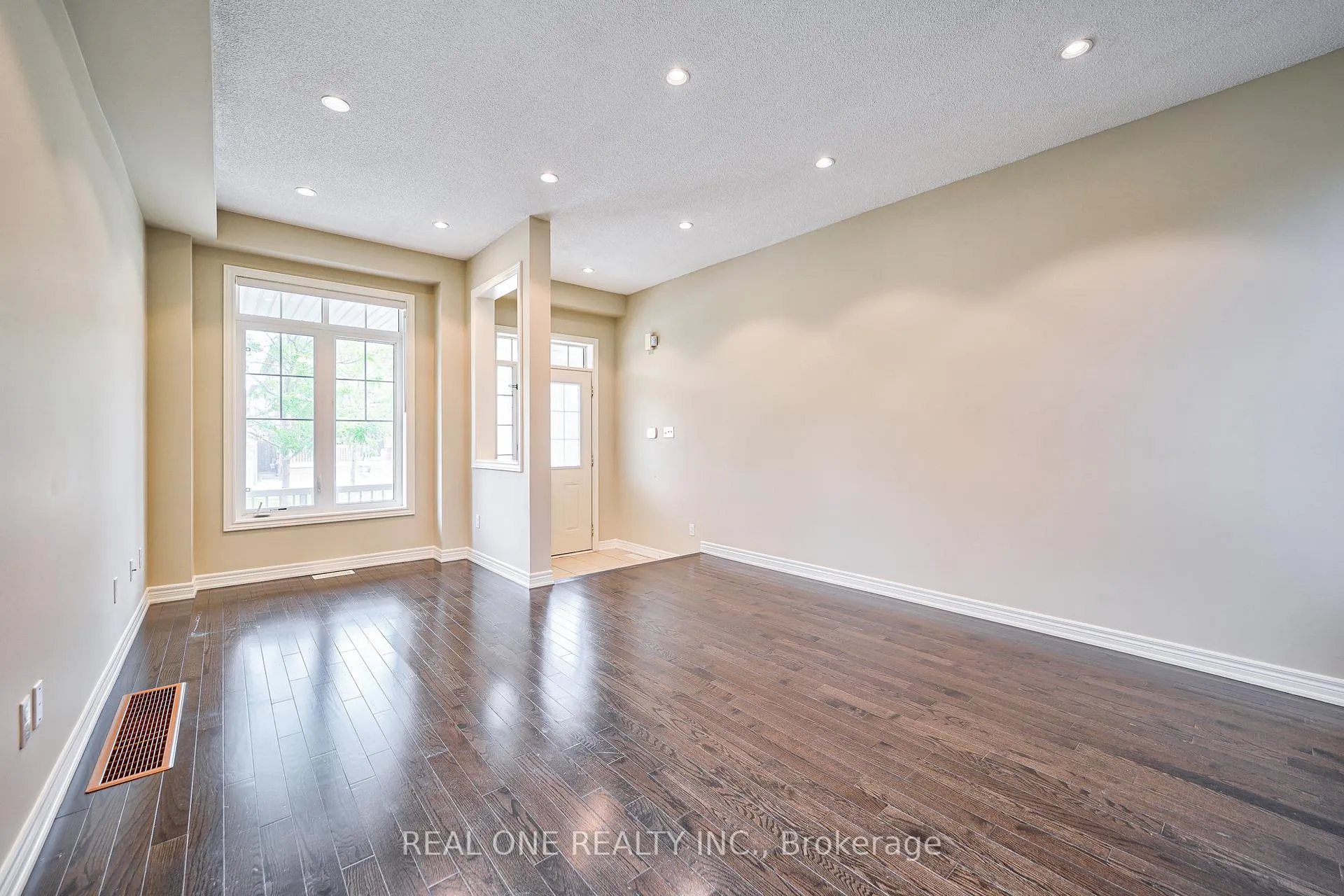 Photo 3 of 43 Hua Du Avenue, Markham, Berczy — HOMEH