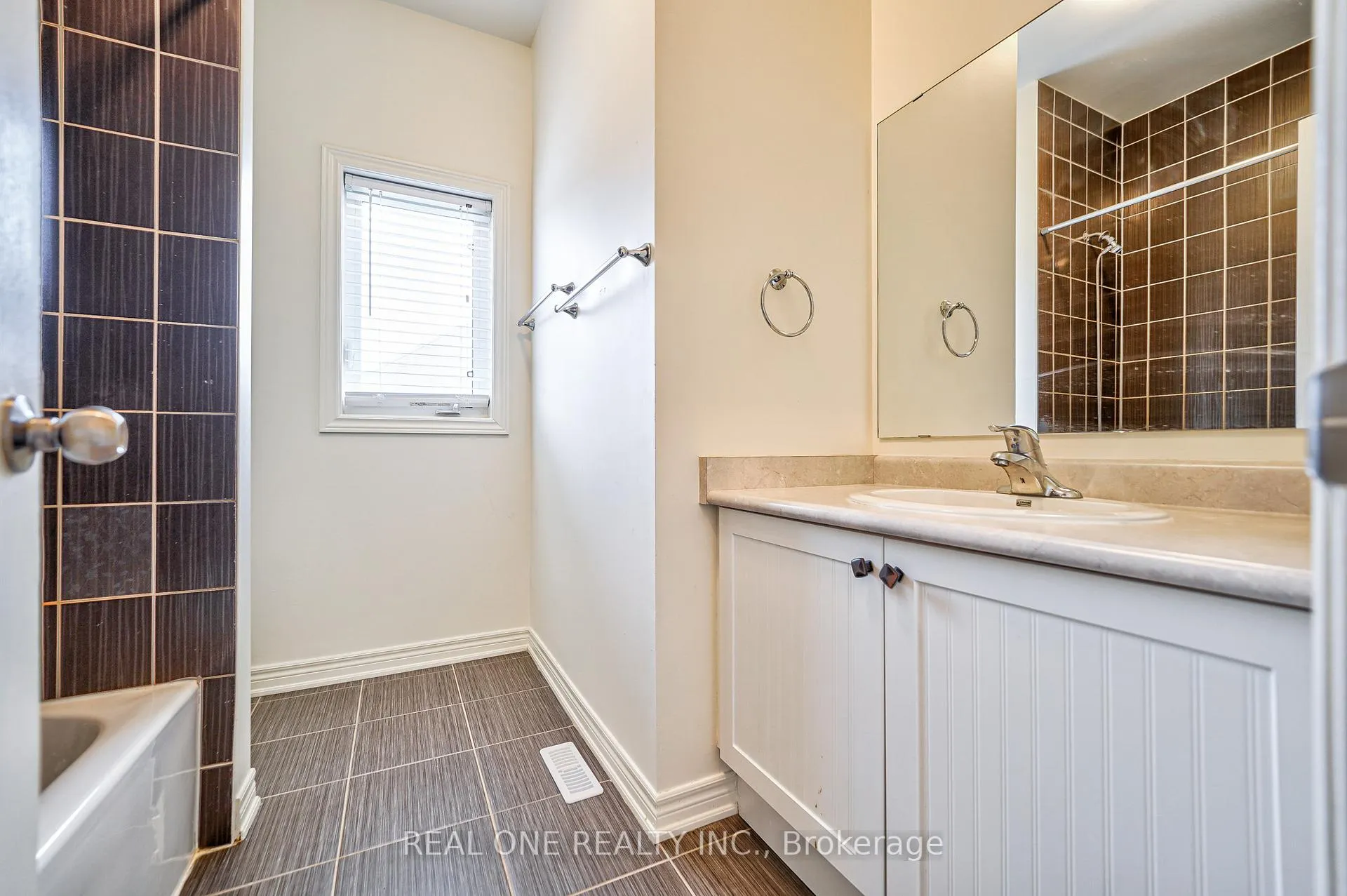 Photo 17 of 43 Hua Du Avenue, Markham, Berczy — HOMEH