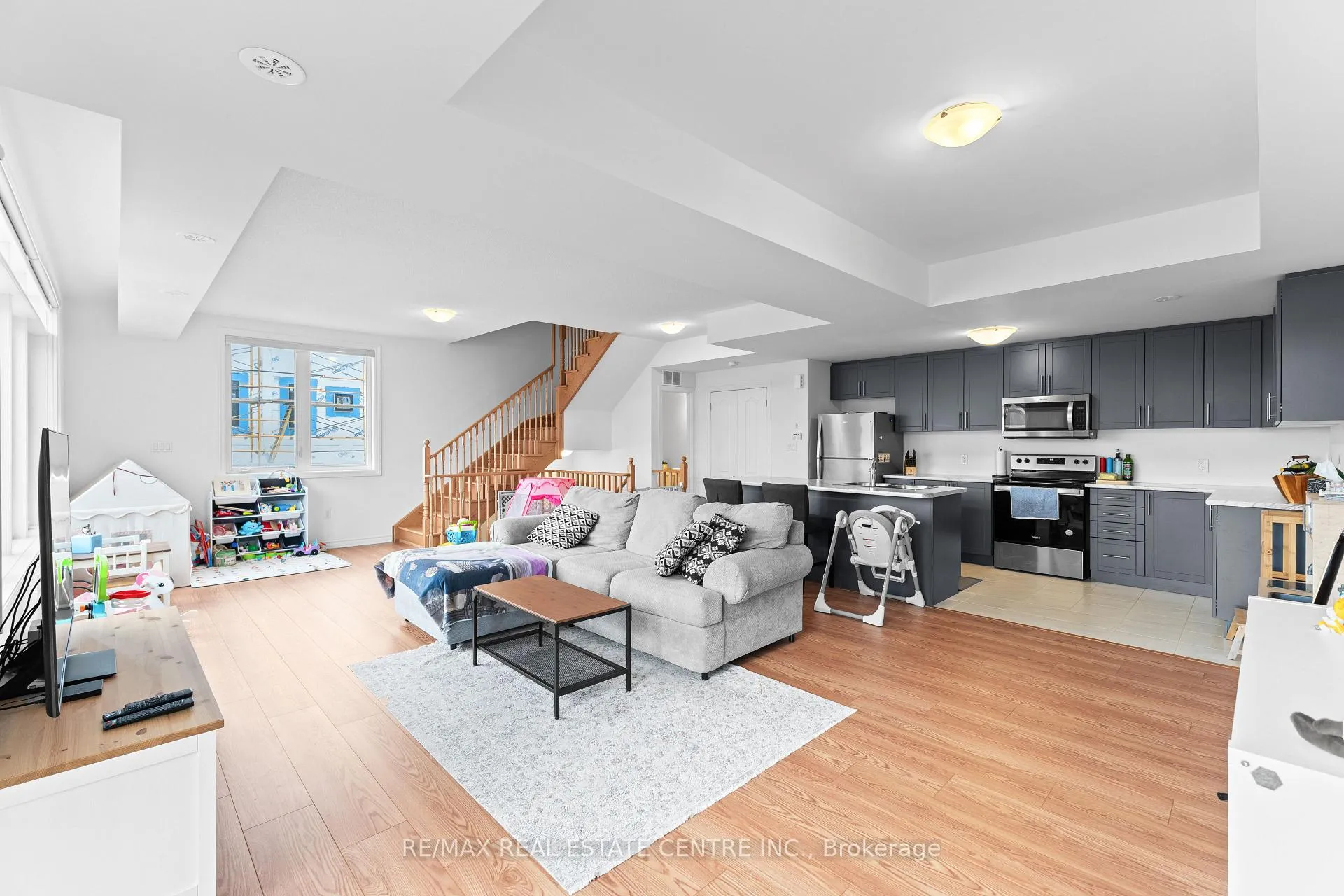 Photo 8 of 405 Dougall Avenue, Caledon, Rural Caledon — HOMEH