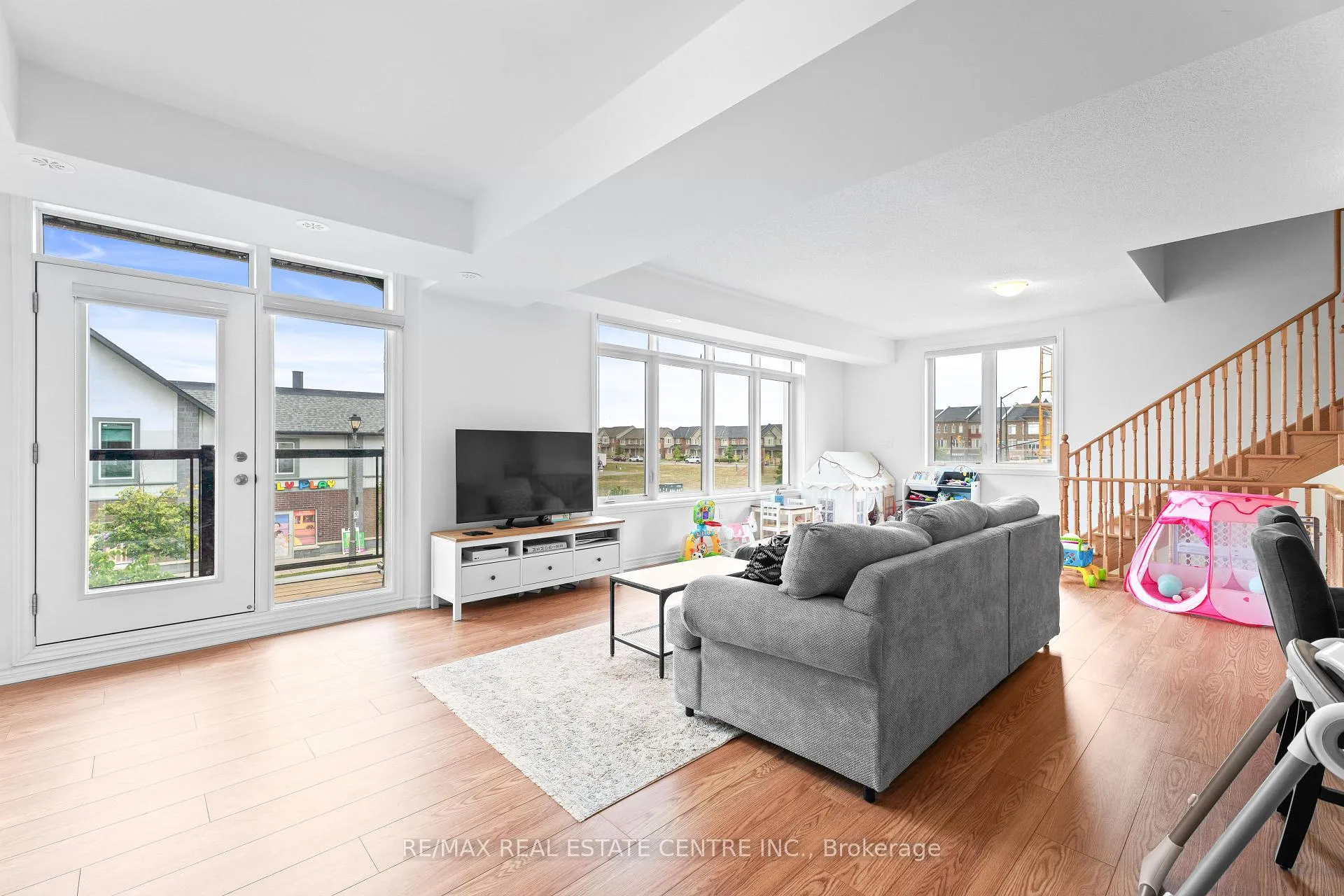 Photo 9 of 405 Dougall Avenue, Caledon, Rural Caledon — HOMEH