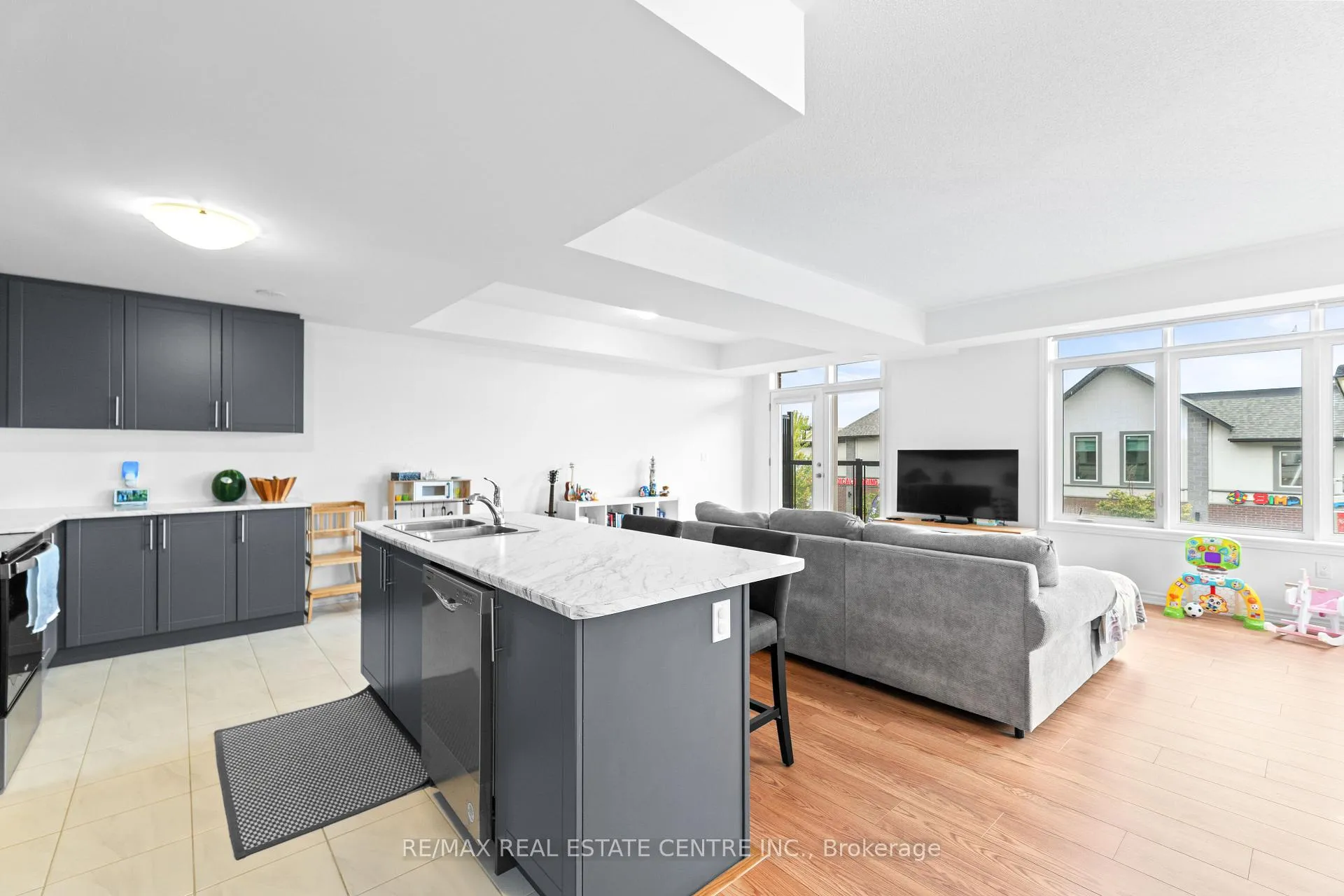 Photo 11 of 405 Dougall Avenue, Caledon, Rural Caledon — HOMEH