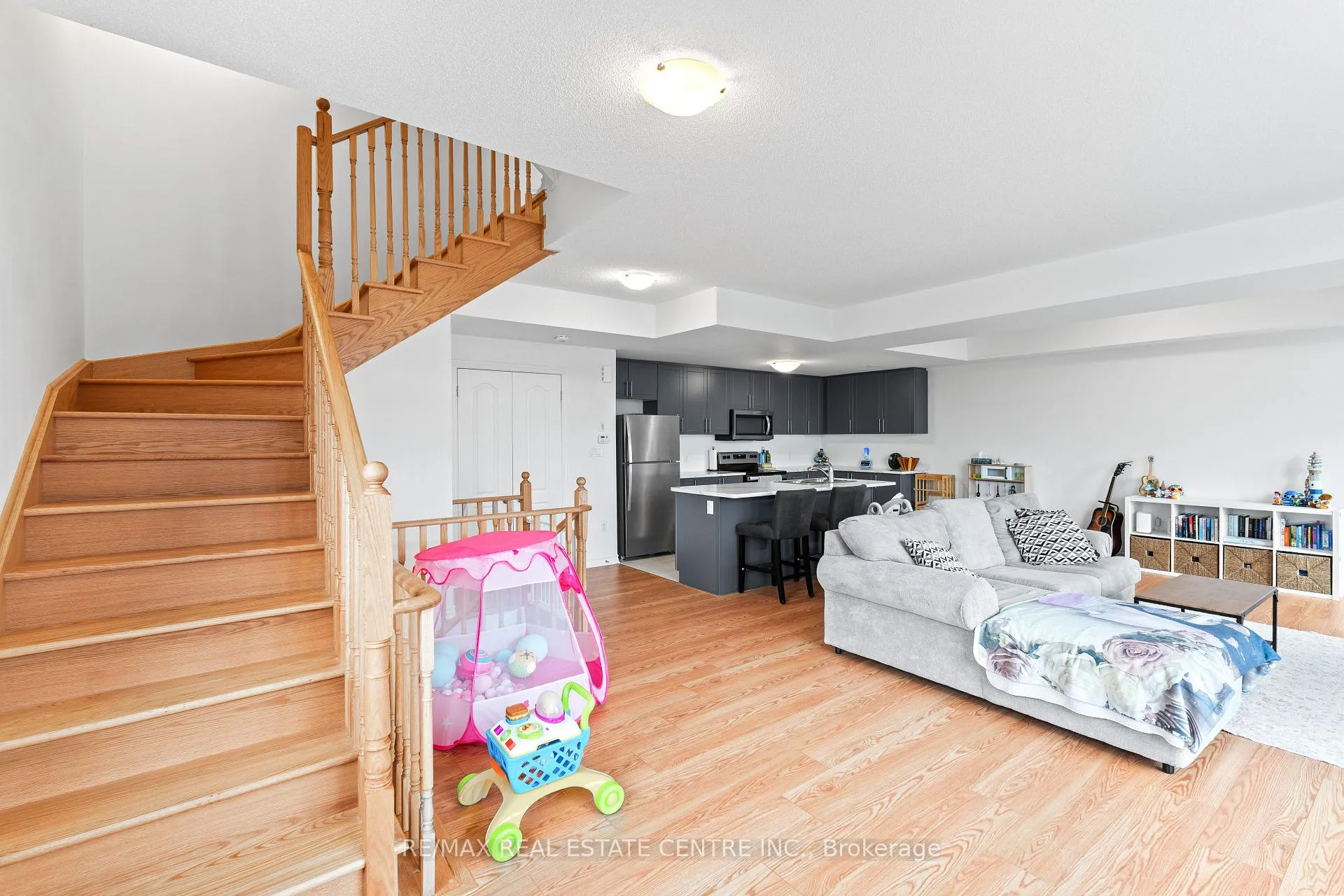 Photo 12 of 405 Dougall Avenue, Caledon, Rural Caledon — HOMEH