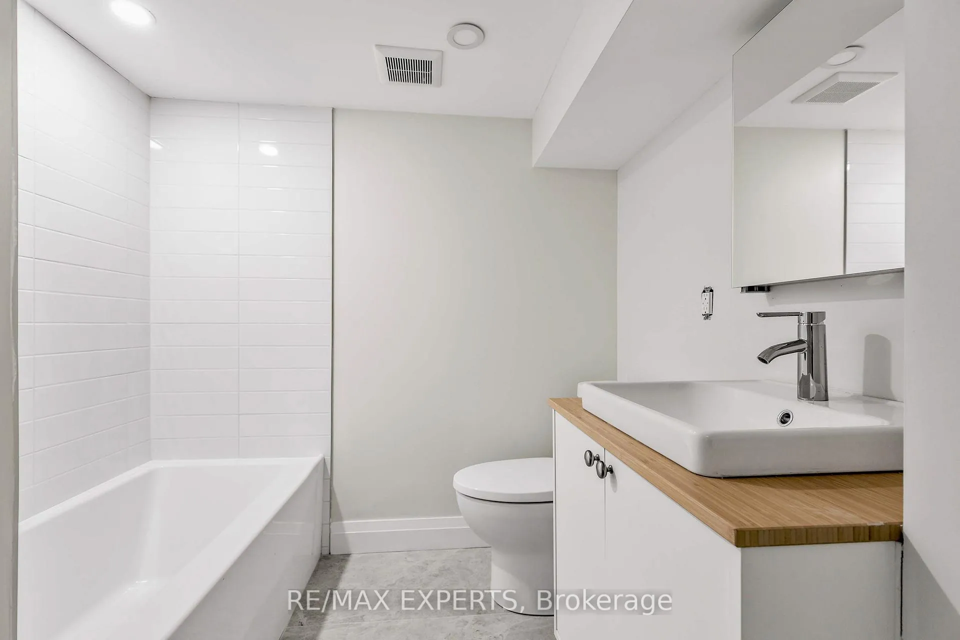 Photo 9 of Unit Lower, 116 Manor Road E, Toronto, Mount Pleasant West — HOMEH